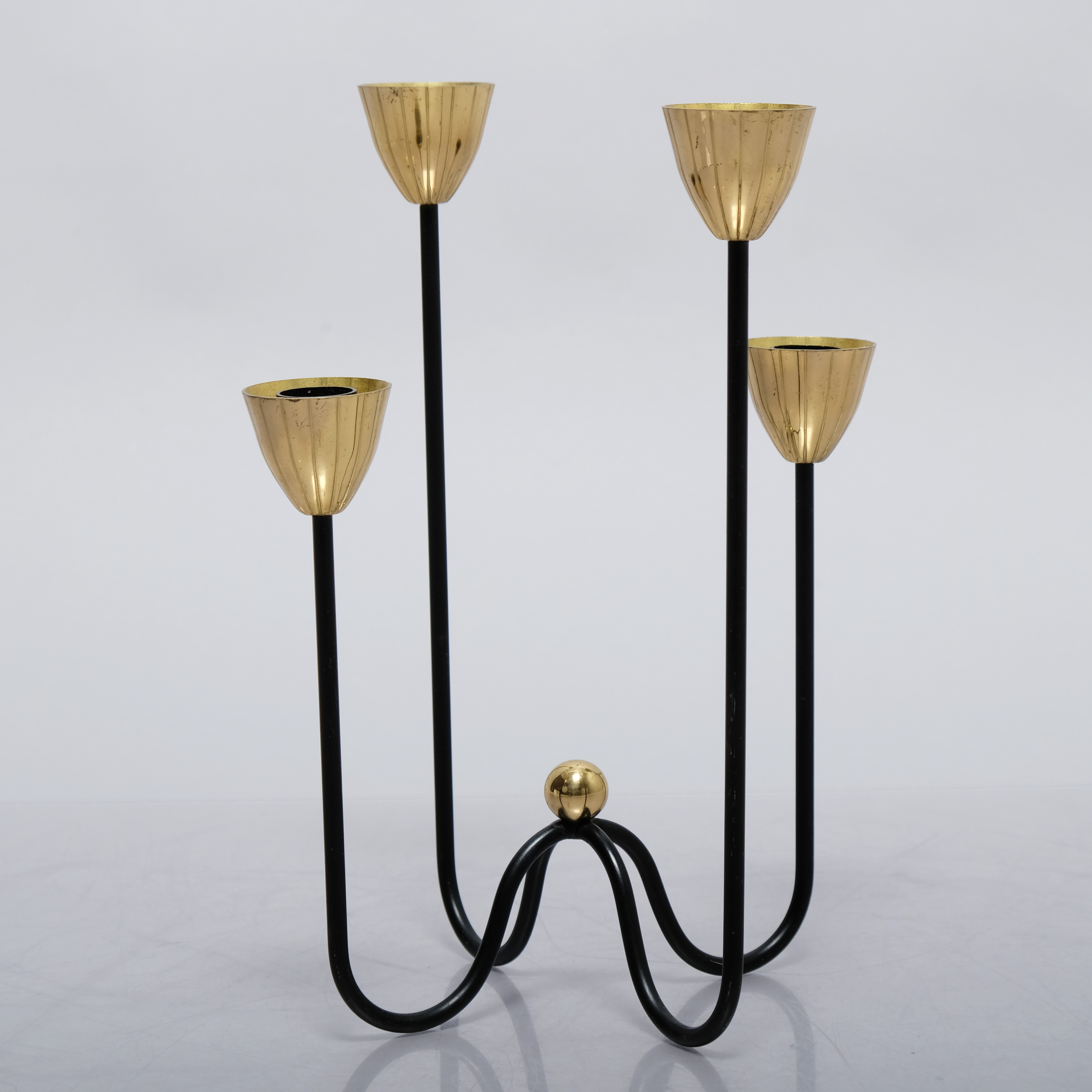GUNNAR ANDER. Ljusstake, mässing och svart metall, 4 armar. Ystad Metall. 1900-tal.