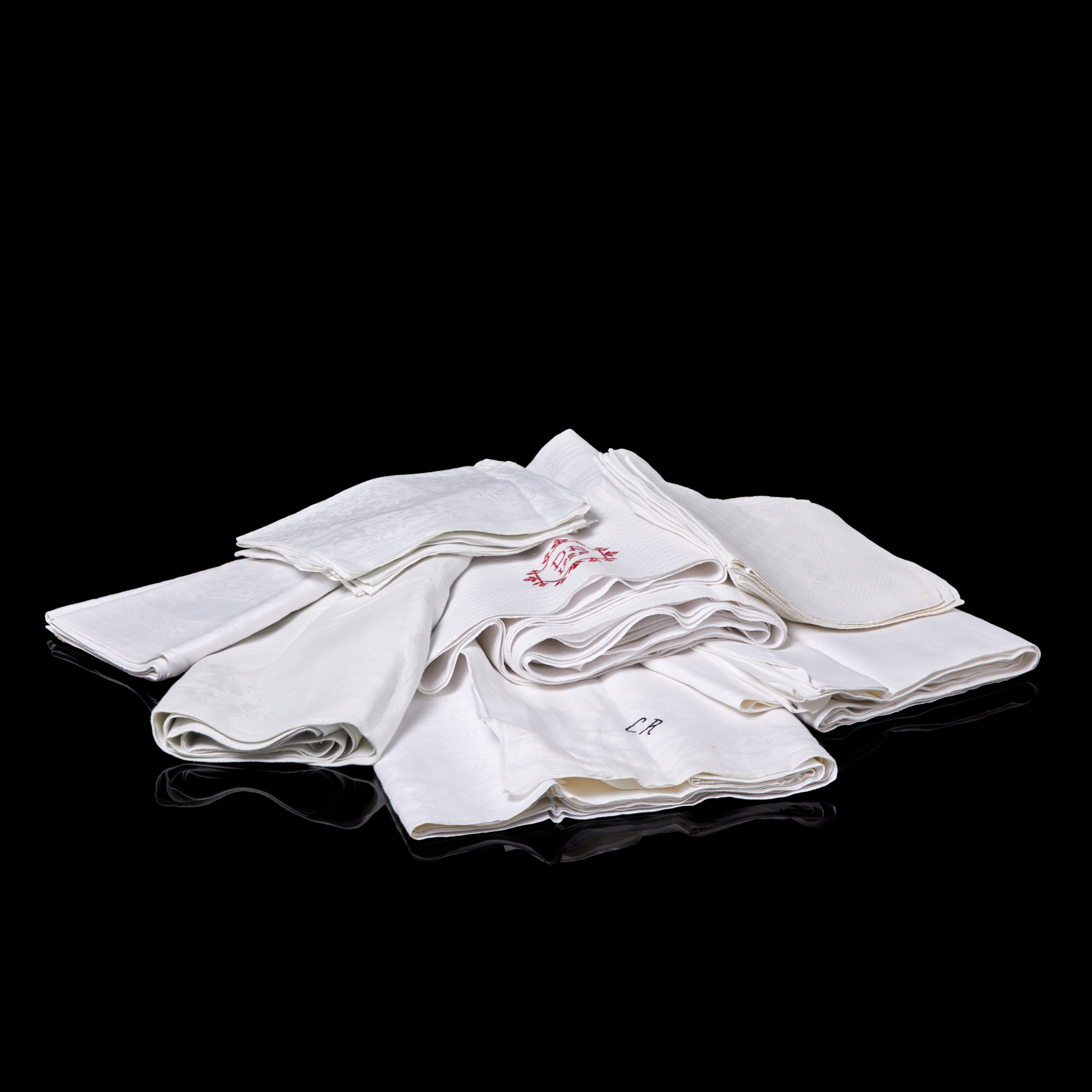 BORDSDUKAR 5 st samt SERVETTER 15 st, linnedamast, 18-1900 tal, varierande dekor, broderade monogram.