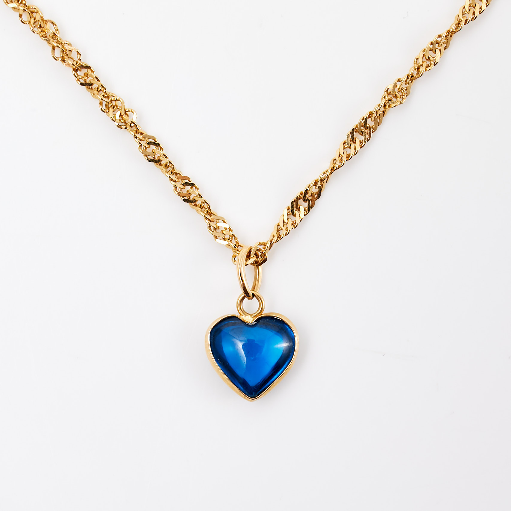 HALSBAND med HÄNGE, 18 k guld, kedja, tvinnad fantasilänk, Balestra Italien, hänge med hjärtslipad blått glas, Bengt Olof Gavelin.