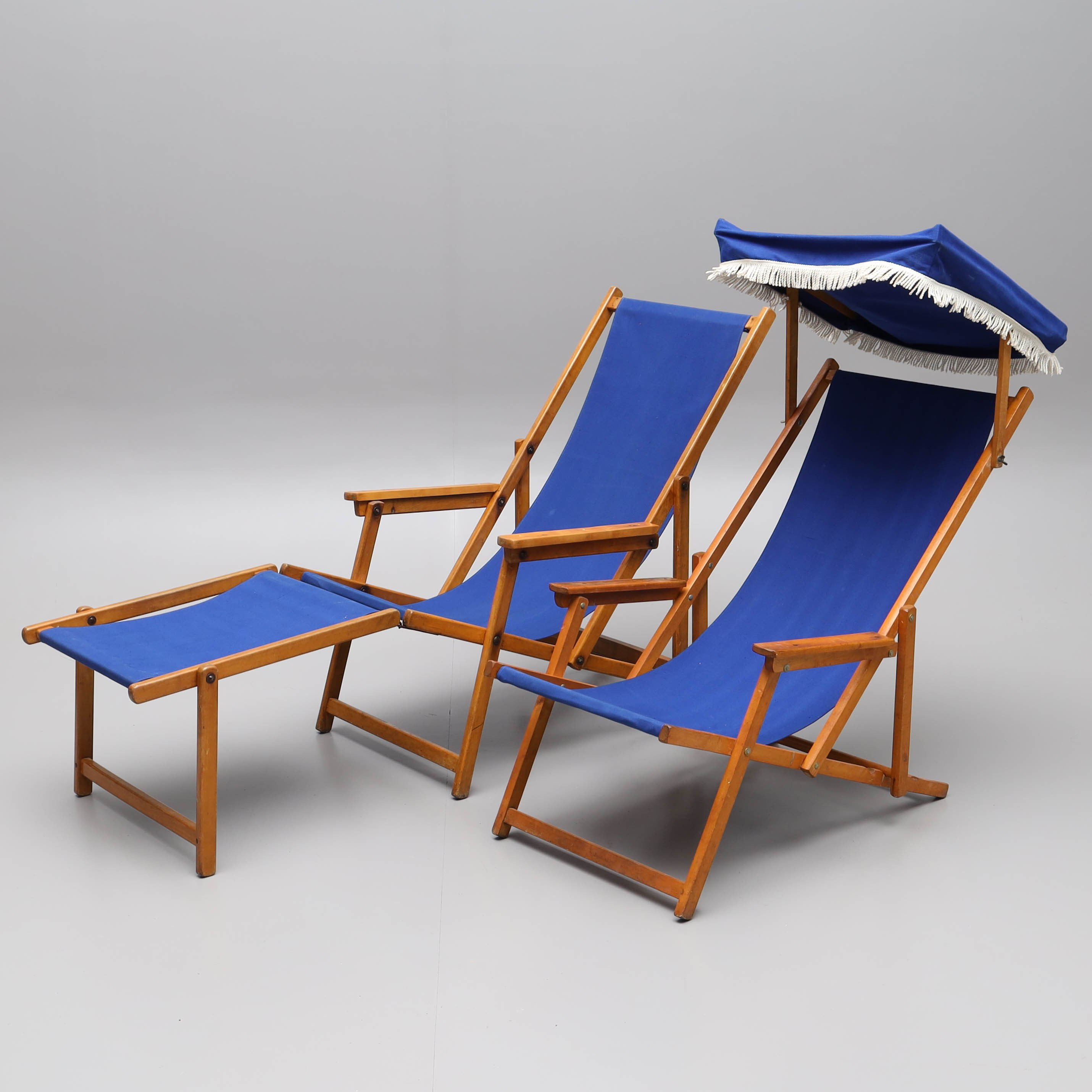 SOLSTOLAR, 2 st, soltak & fotstöd, 1900-tal.