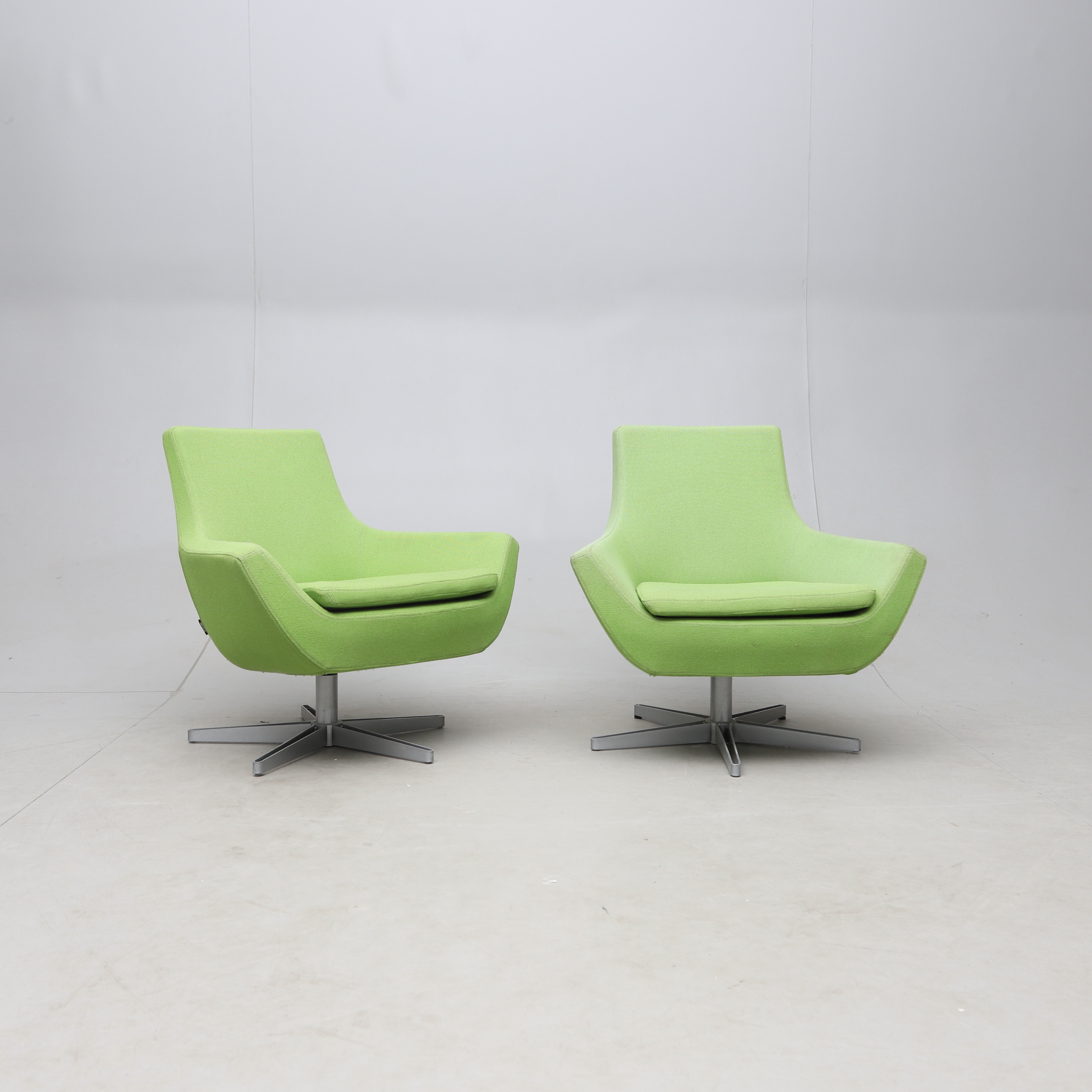 ROGER PERSSON. Fåtöljer "Happy Swing" 1 par, Swedese.