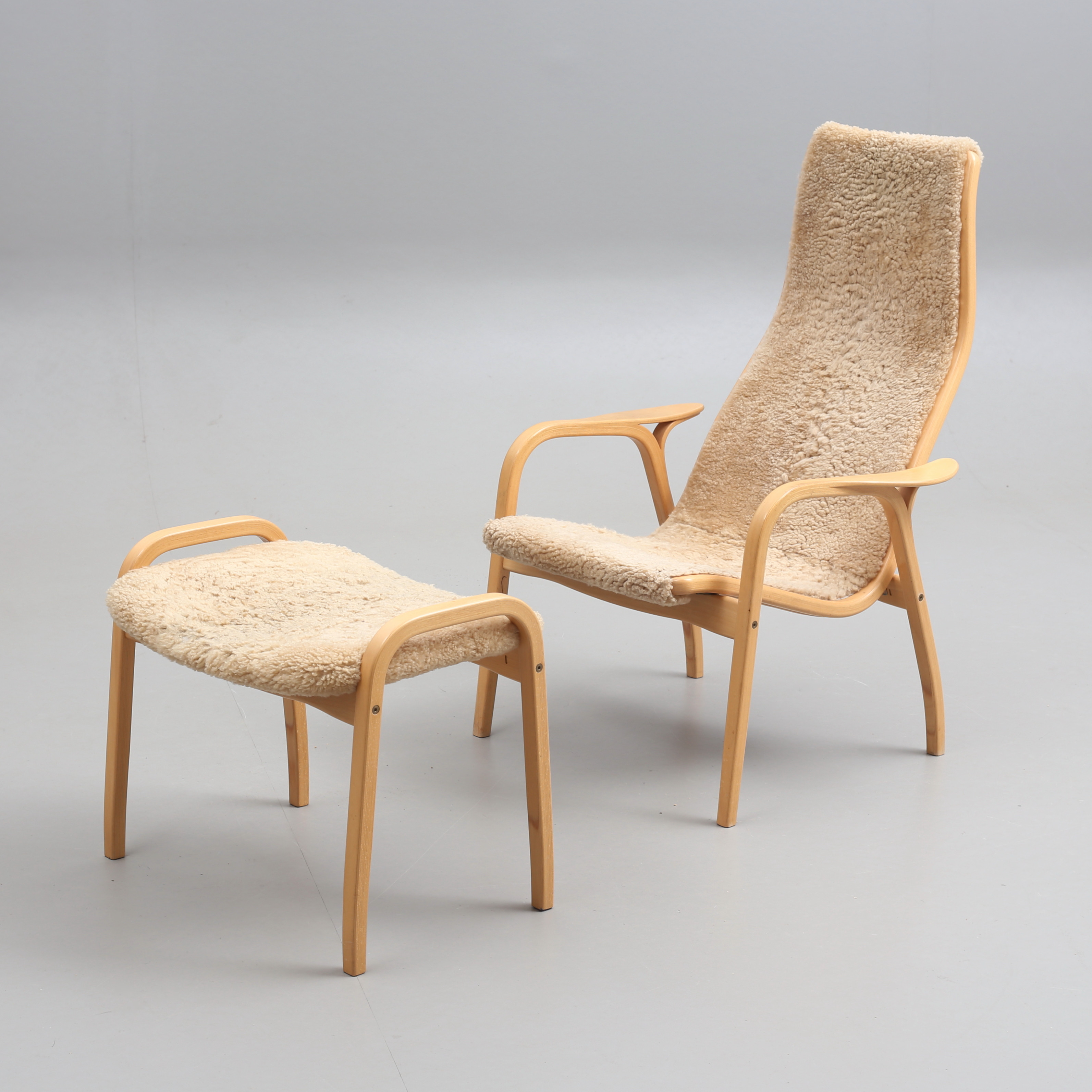 YNGVE EKSTRÖM. Fåtölj med fotpall, "Lamino", fårskinn, Swedese, 2002.