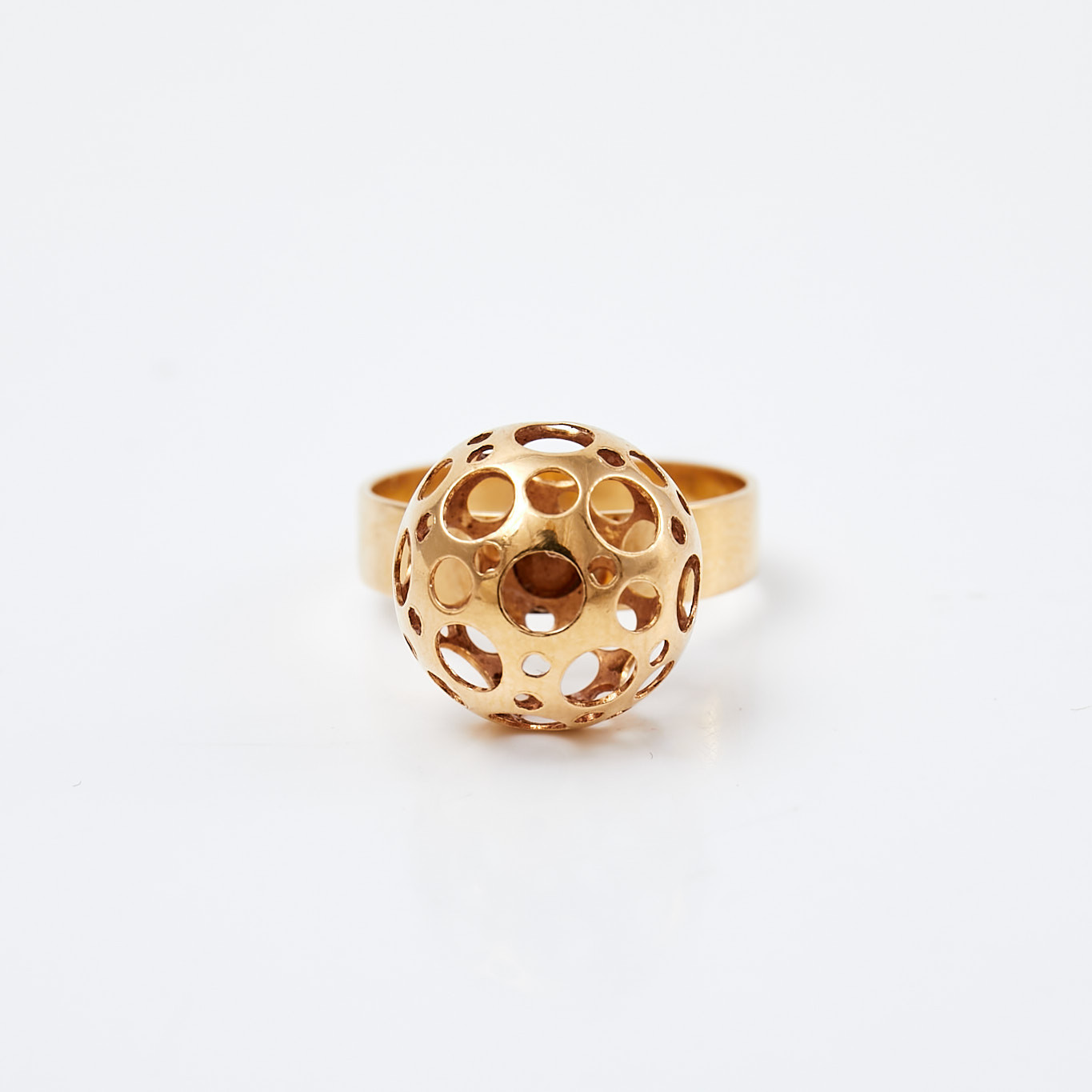 RING, 18 k guld, dekor av genombrutet klot, svensk importstämpel.