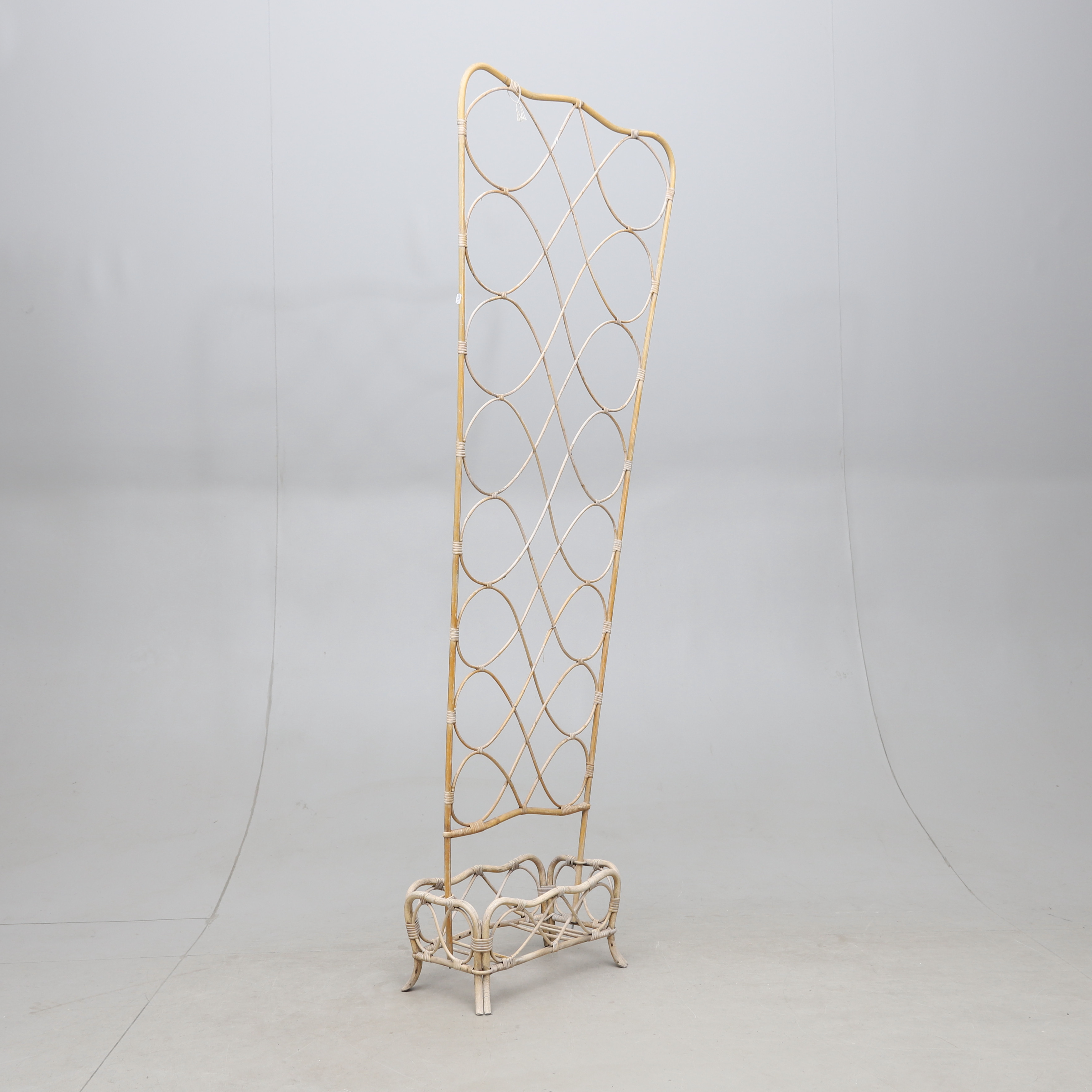 SPALJÉ MED BLOMKORG, rotting, 1900-talets andra hälft.