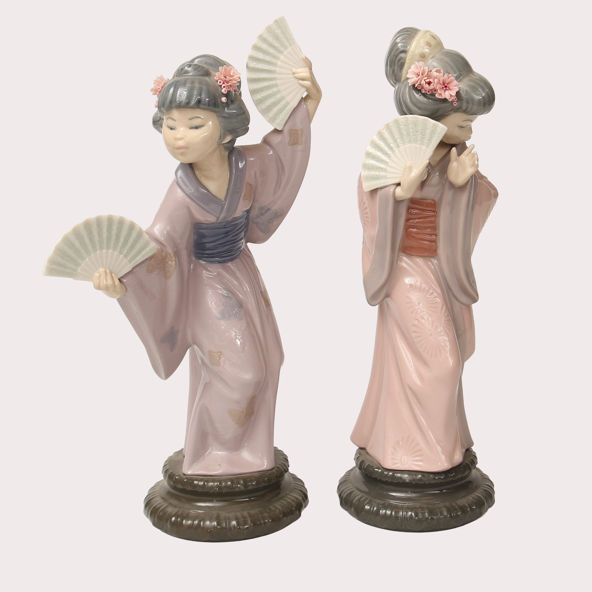 FIGURINER, 2 st, porslin, japanska kvinnor med solfjädrar, Lladro. 1900-talets sista fjärdedel.