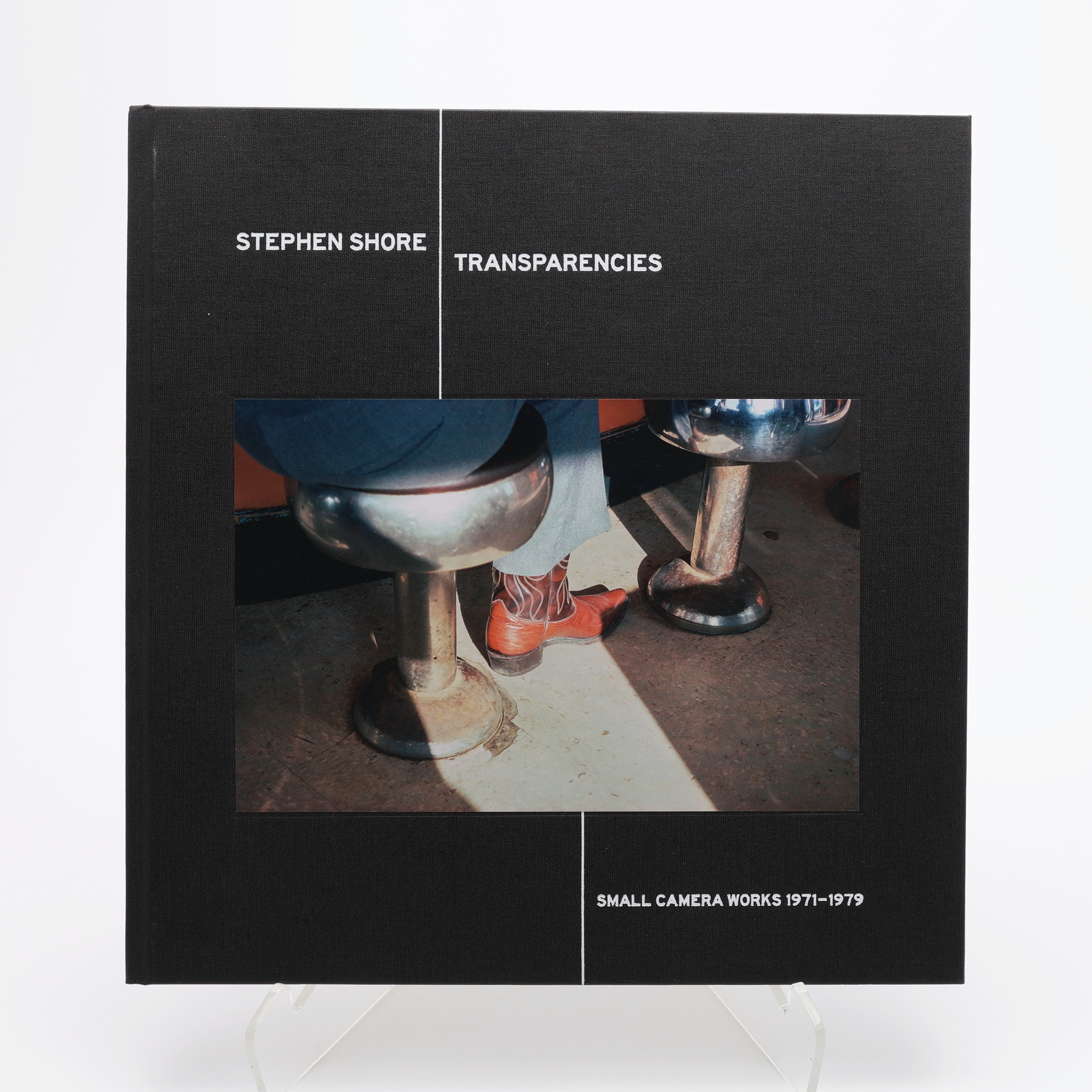 FOTO. DEN AMERIKANSKE FOTOGRAFEN STEPHEN SHORES "TRANSPARENCIES: SMALL CAMERA WORKS 1971-1979" I FÖRSTA UPPLAGAN, 2020 - SIGNERAD.