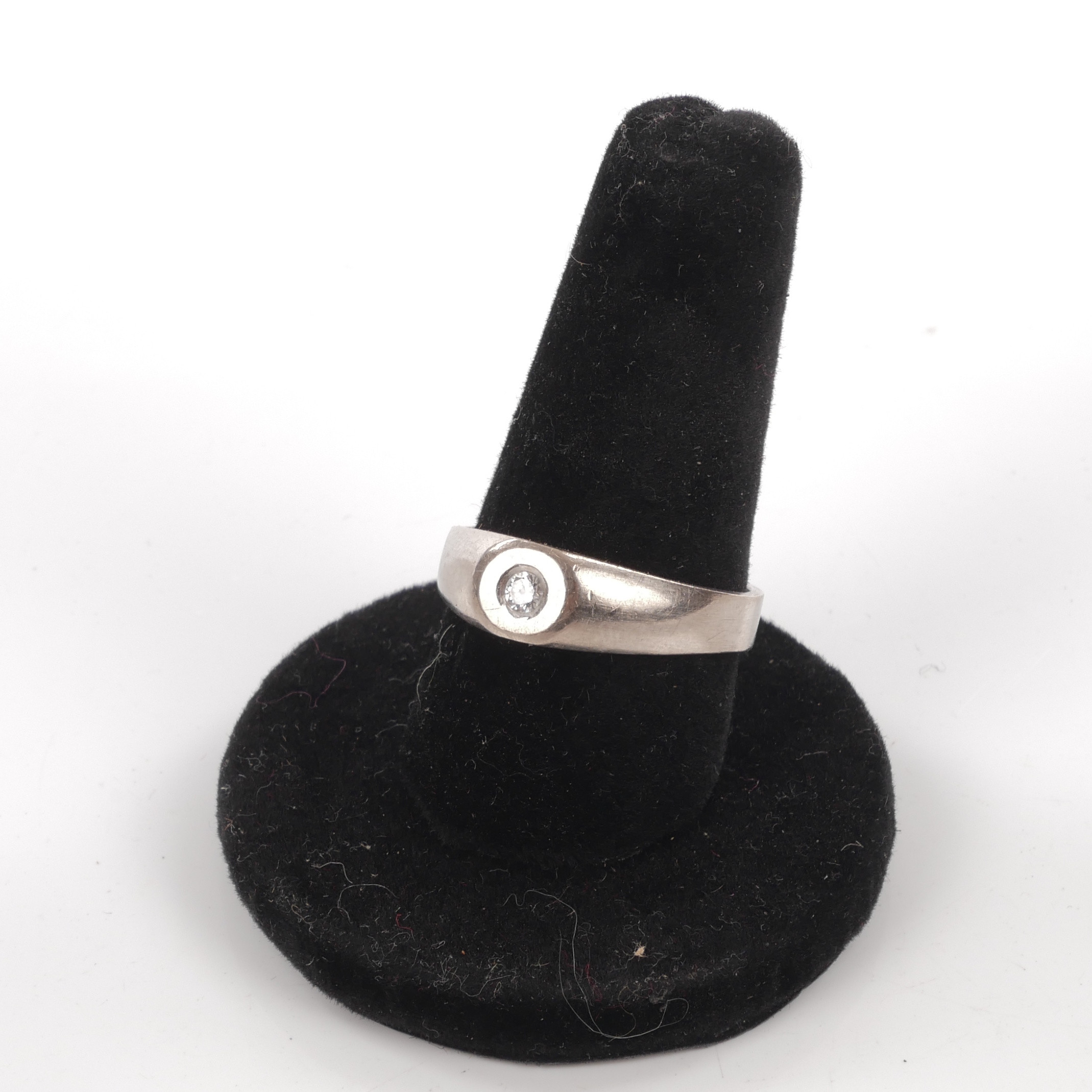 RING, 18K vitguld med diamant.