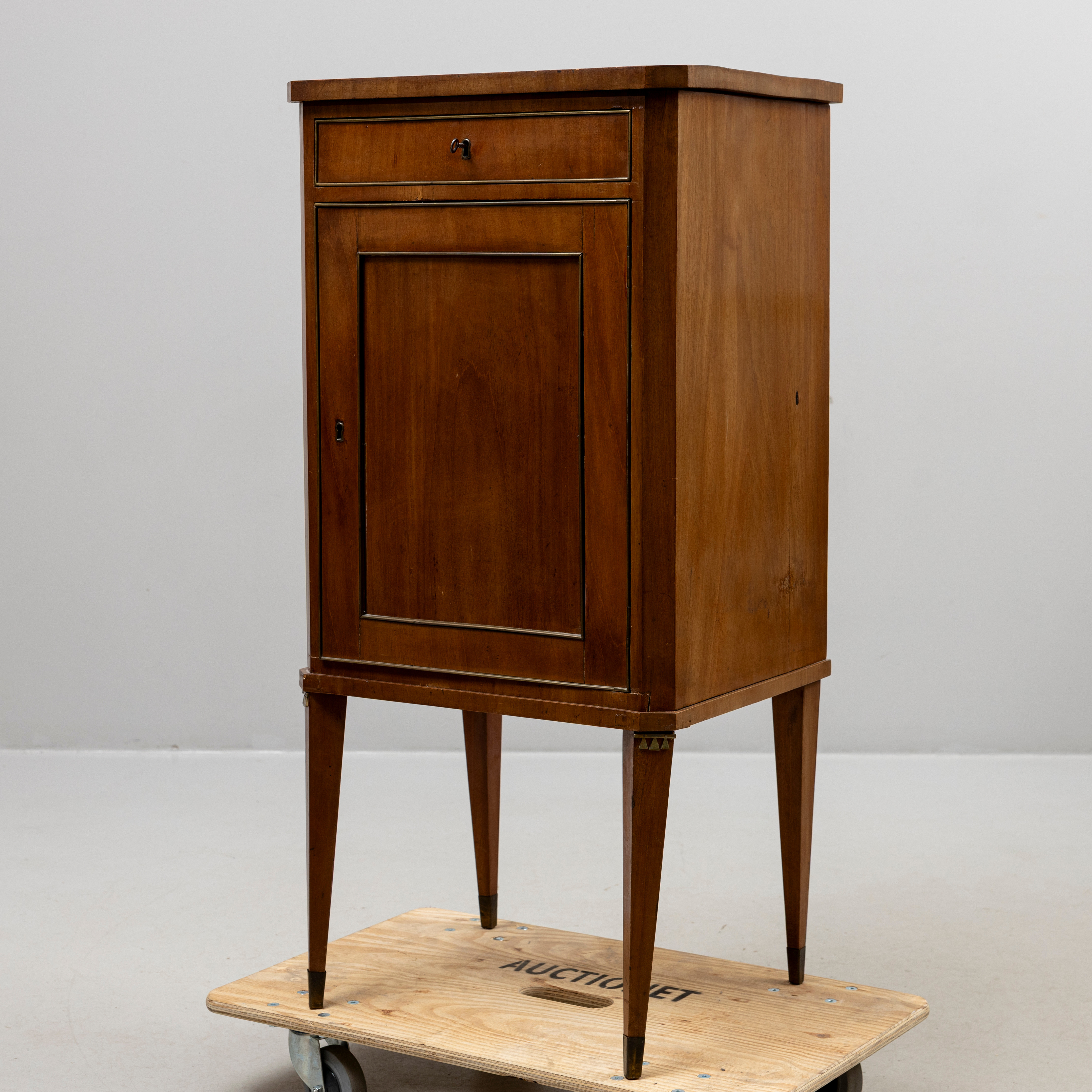 SKÅP med låda, mahogny, gustaviansk stil, 1800-tal.