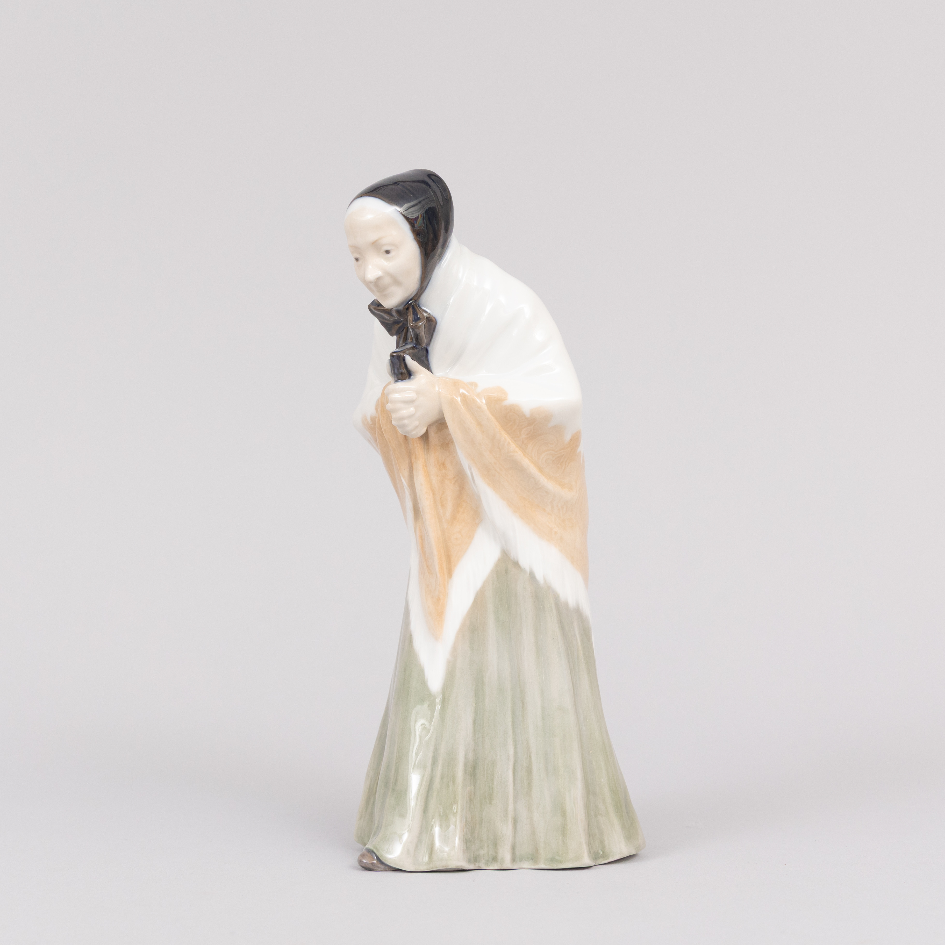 FIGURIN, porslin, Kyrkobesökerskan, Royal Copenhagen, Denmark.