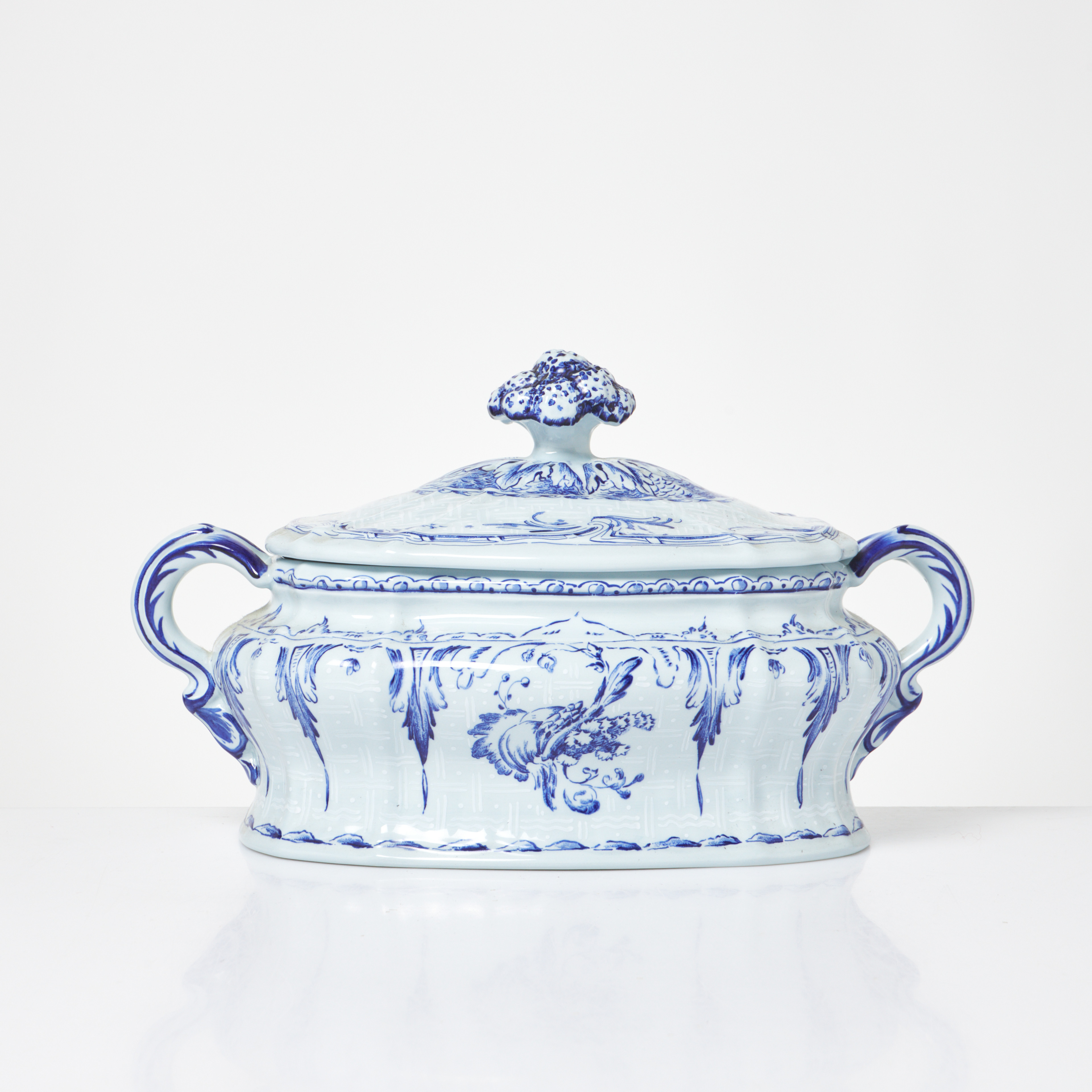 RÖRSTRAND. Terrin, fajans, "Rehnska mönstret", tillverkad 1976 för Rörstrands 250-års jubileum, originalet från 1758.