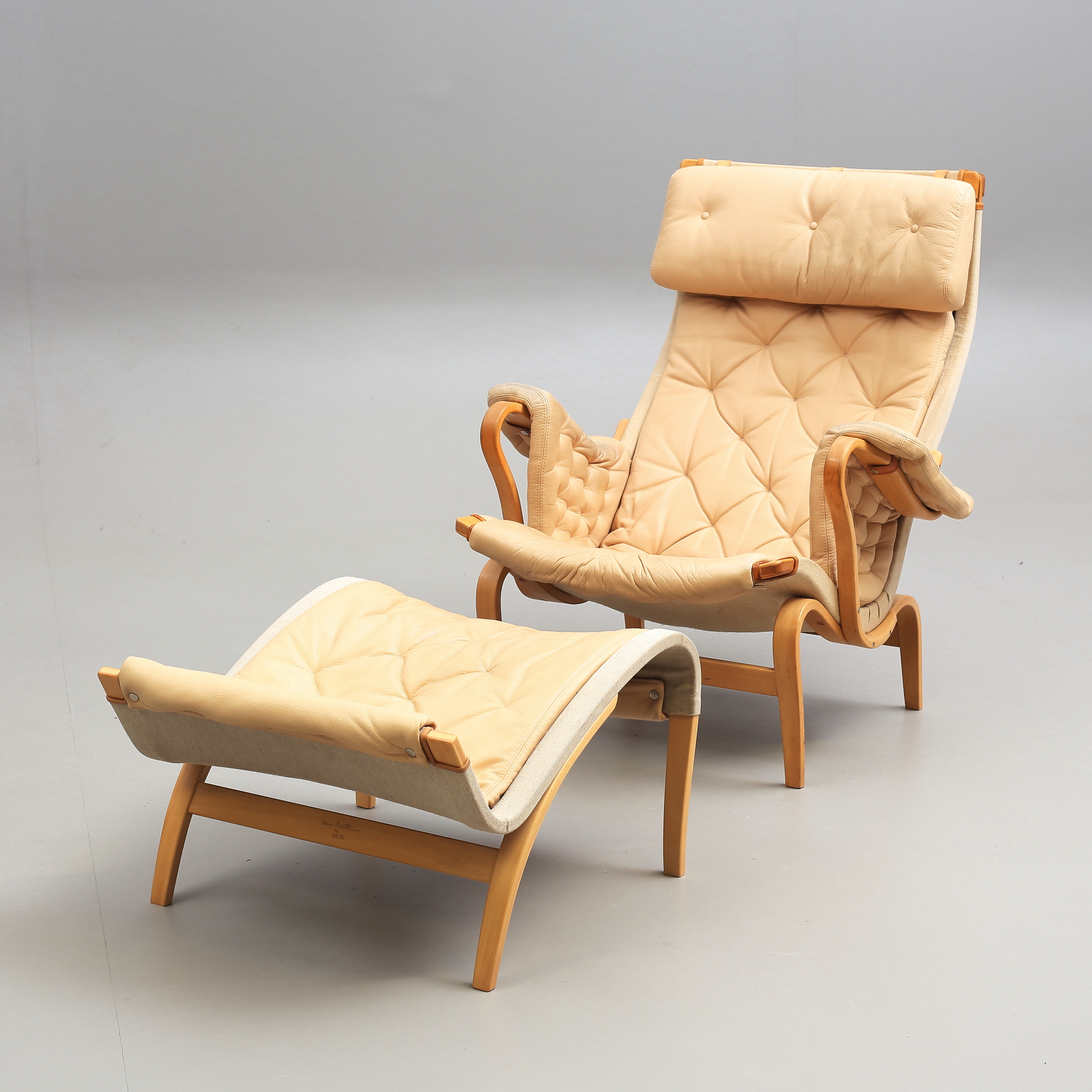 BRUNO MATHSSON. Fåtölj med fotpall, "Pernilla", ljust skinn, DUX.