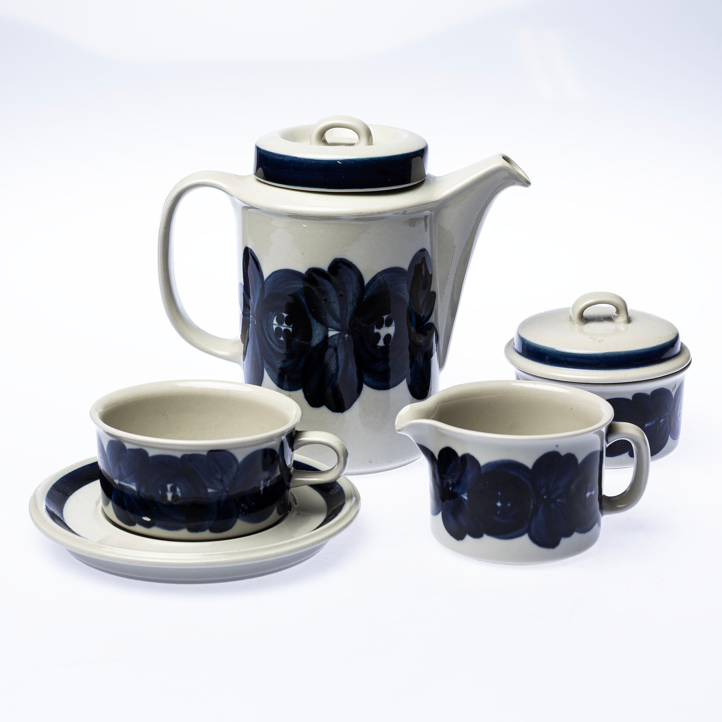 ULLA PROCOPÉ. Servisdelar, 15 delar, keramik, "Anemone", Arabia, Finland.