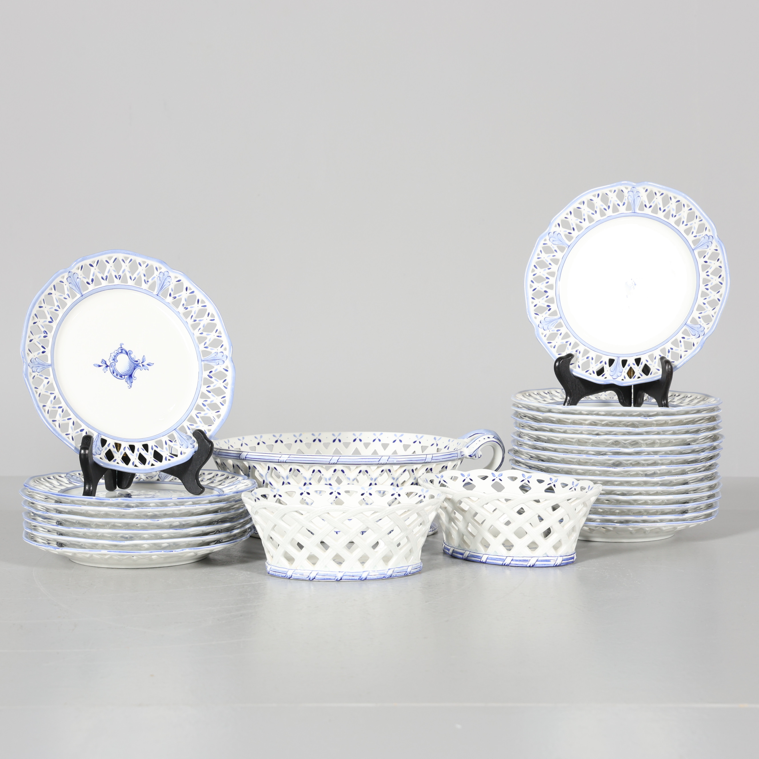 SERVISDELAR, 24 delar, Rörstrand, rokokostil, 1900-talets första hälft.