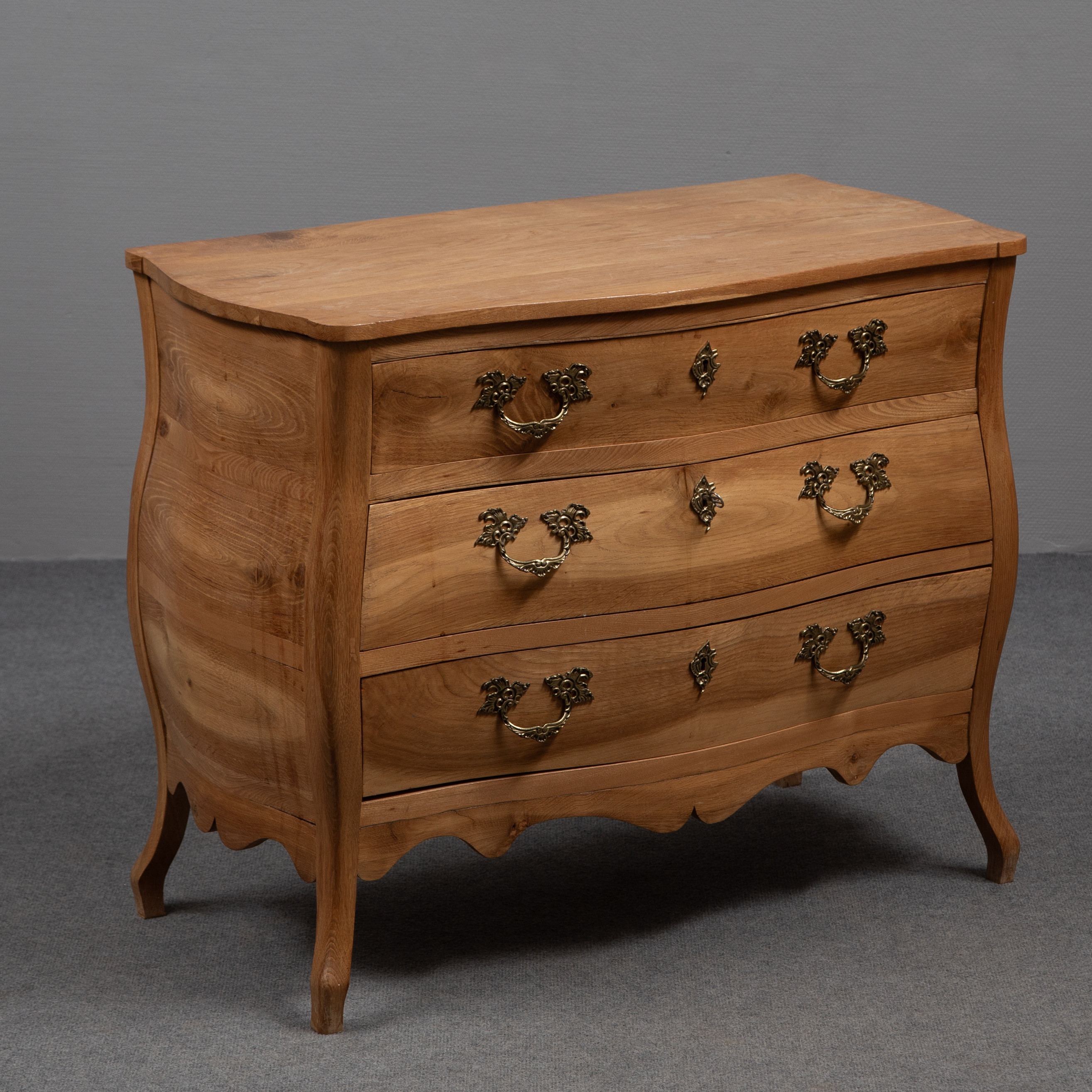 BYRÅ, MÄSSINGS BESLAG, MASSIV EK, MÖBELSNICKARE ÖLAND, TILLVERKAT CA 1950.