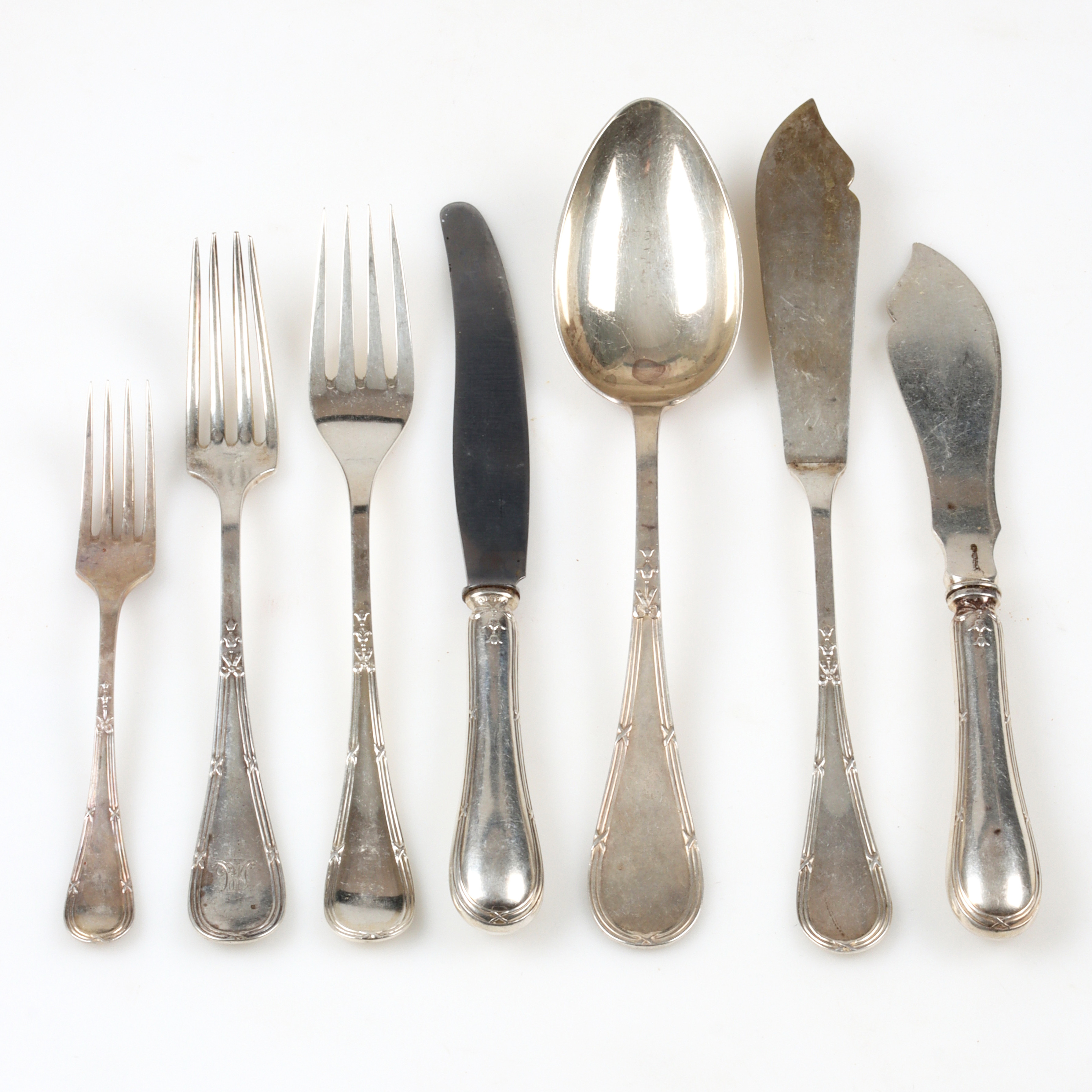 BESTICKSERVIS, 51 delar silver, 1940/50-tal. C.G Hallberg, Stockholm. Bruttovikt 2349 gram.