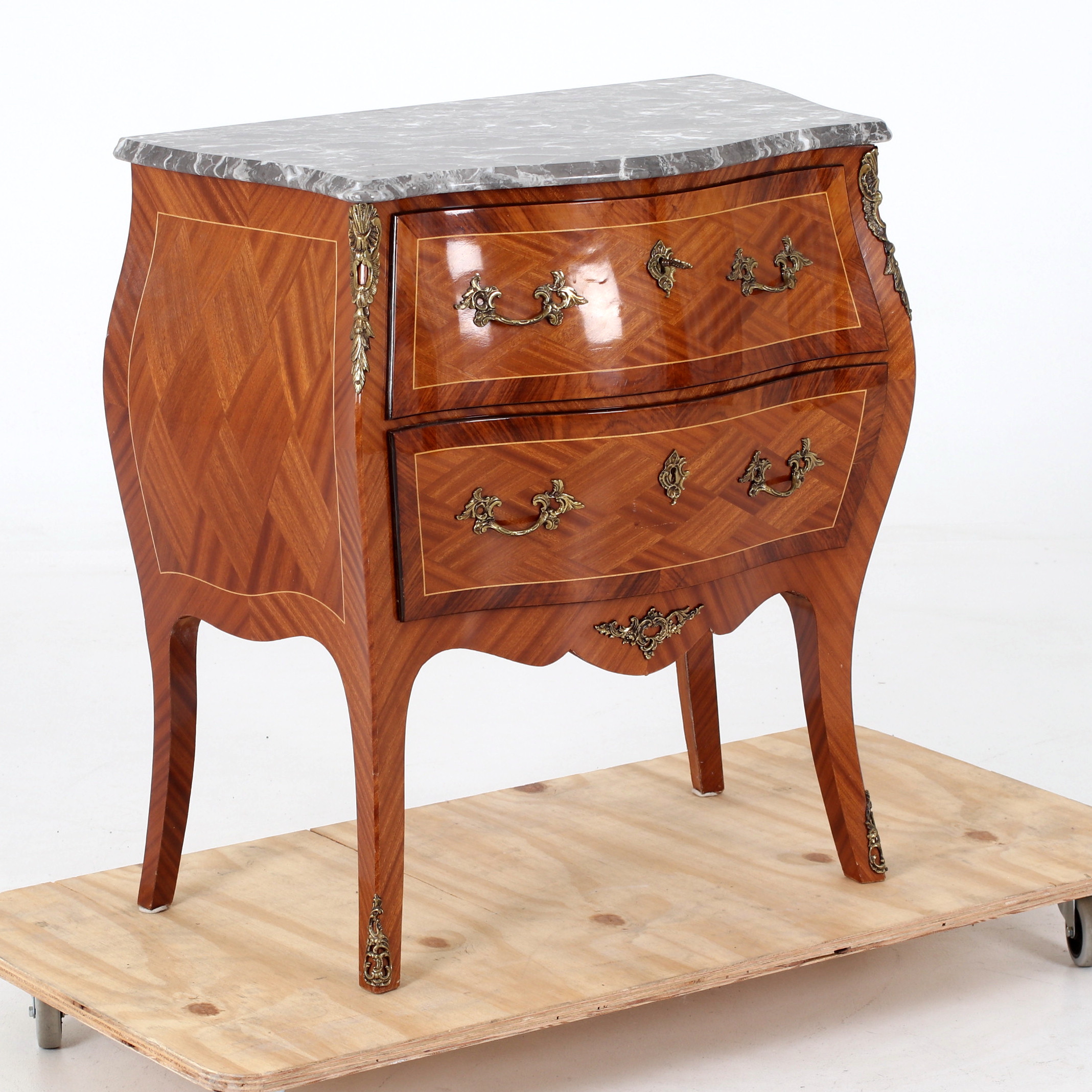 BYRÅ, med stenskiva, rokokostil, 1900-tal.