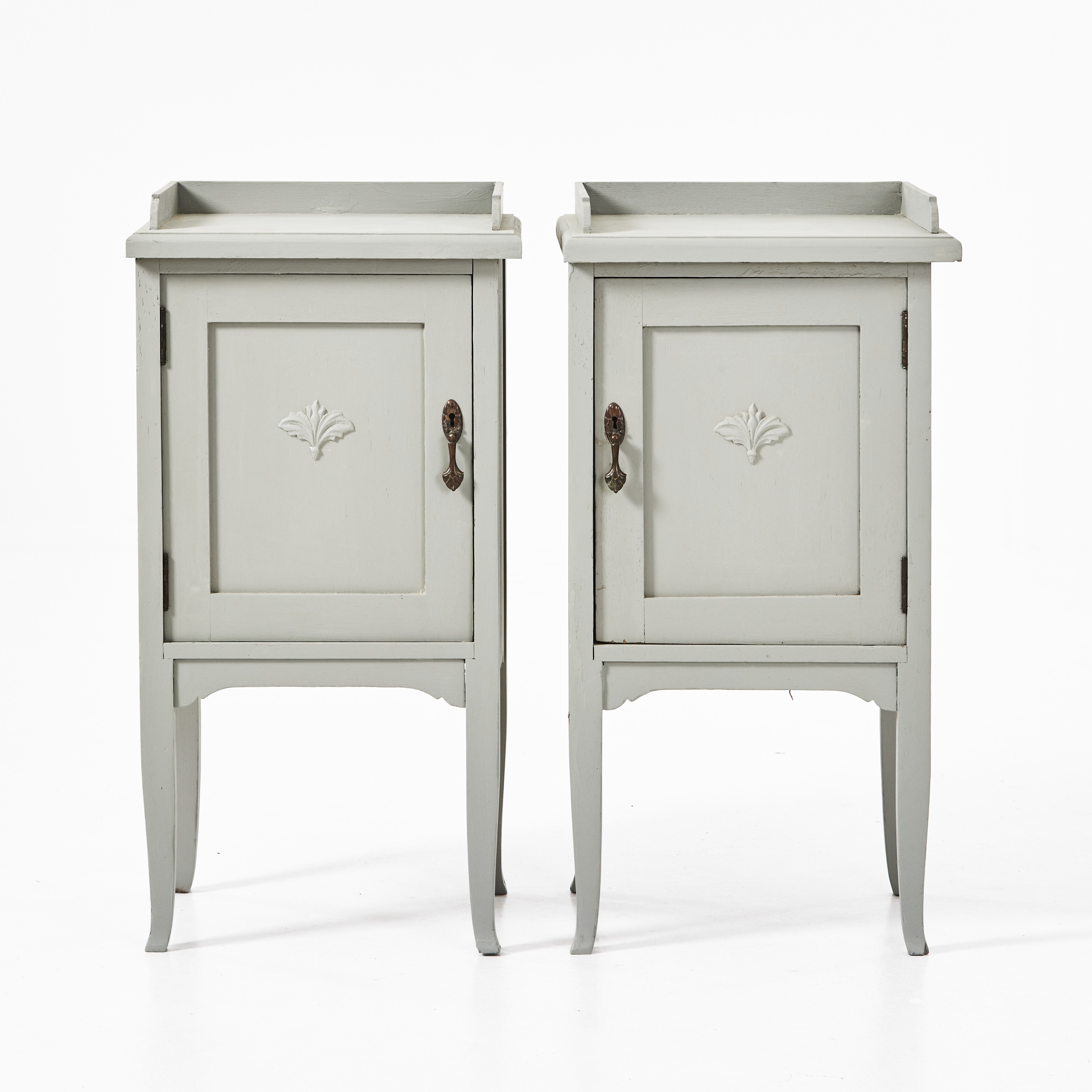 NATTDUKSBORD, 1 par, 1900-talets första hälft, bemålade, beslag i mässing, dörrspegel med stiliserad blomsterformation.