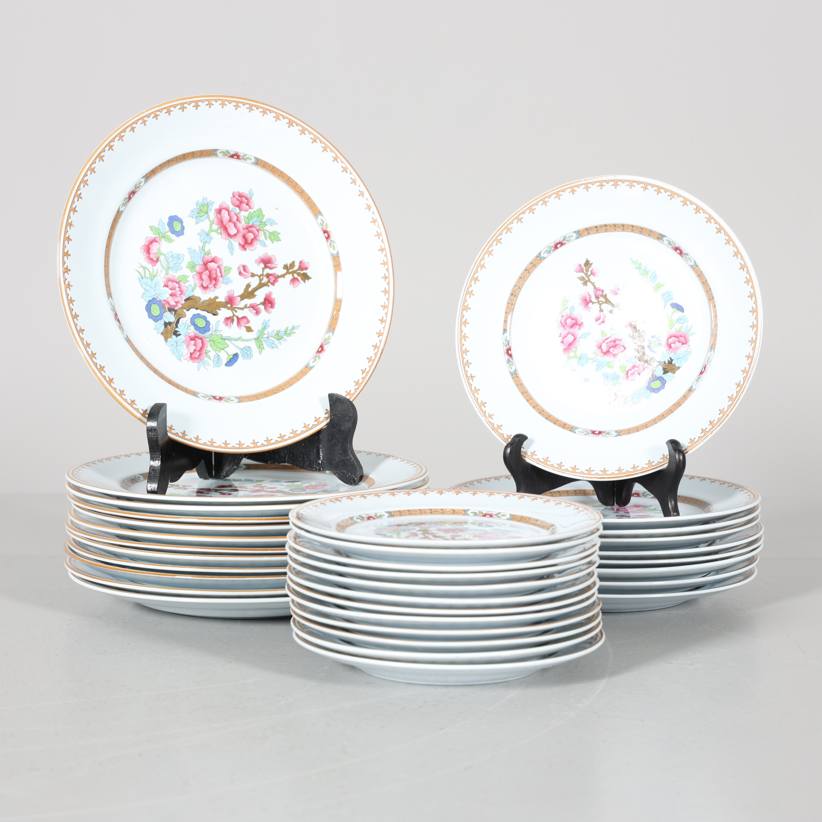 JACKIE LYND. TALLRIKAR, 33 stycken, porslin, "Lotus", Rörstrand.