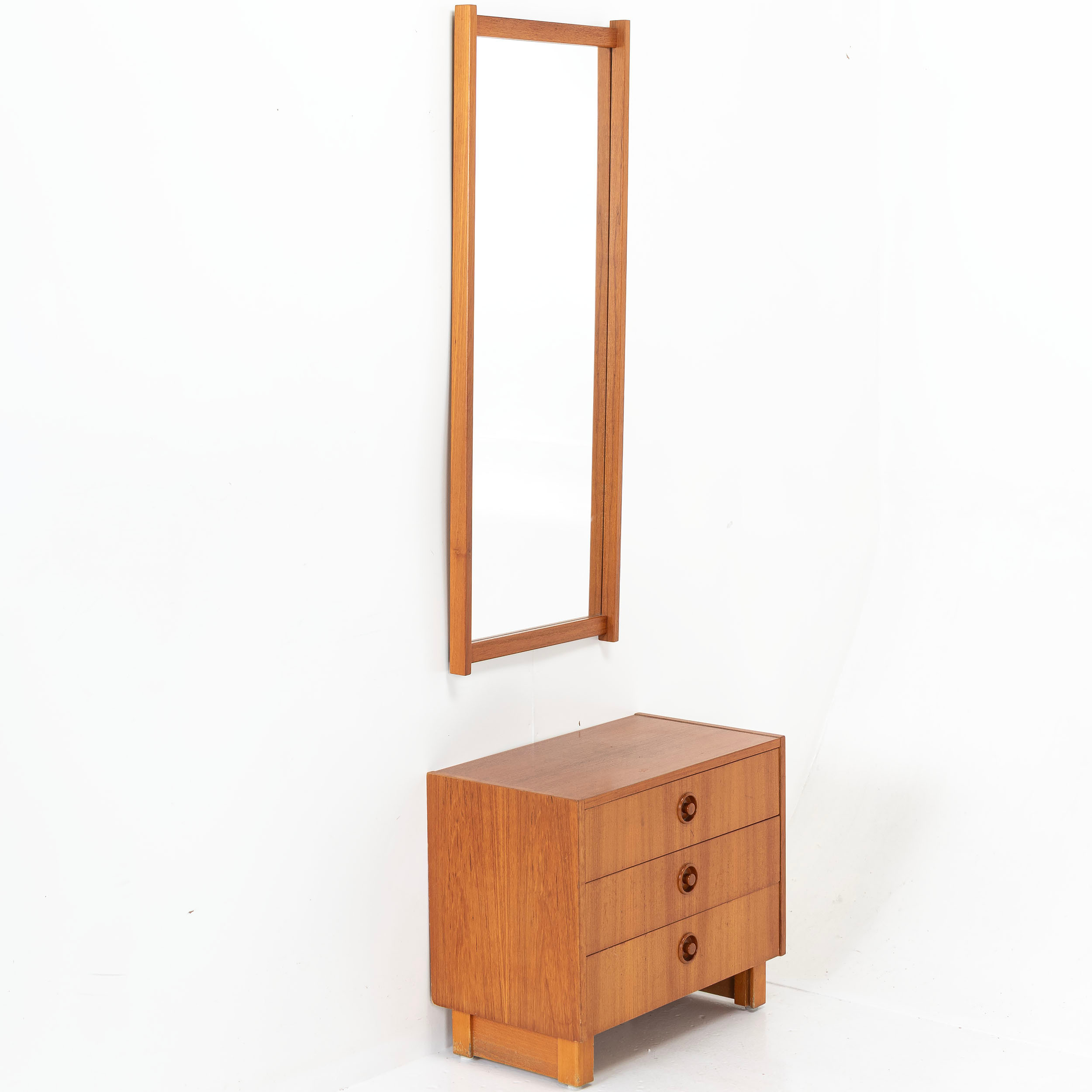 BYRÅ, med spegel, teak, 1900 - talets andra hälft.