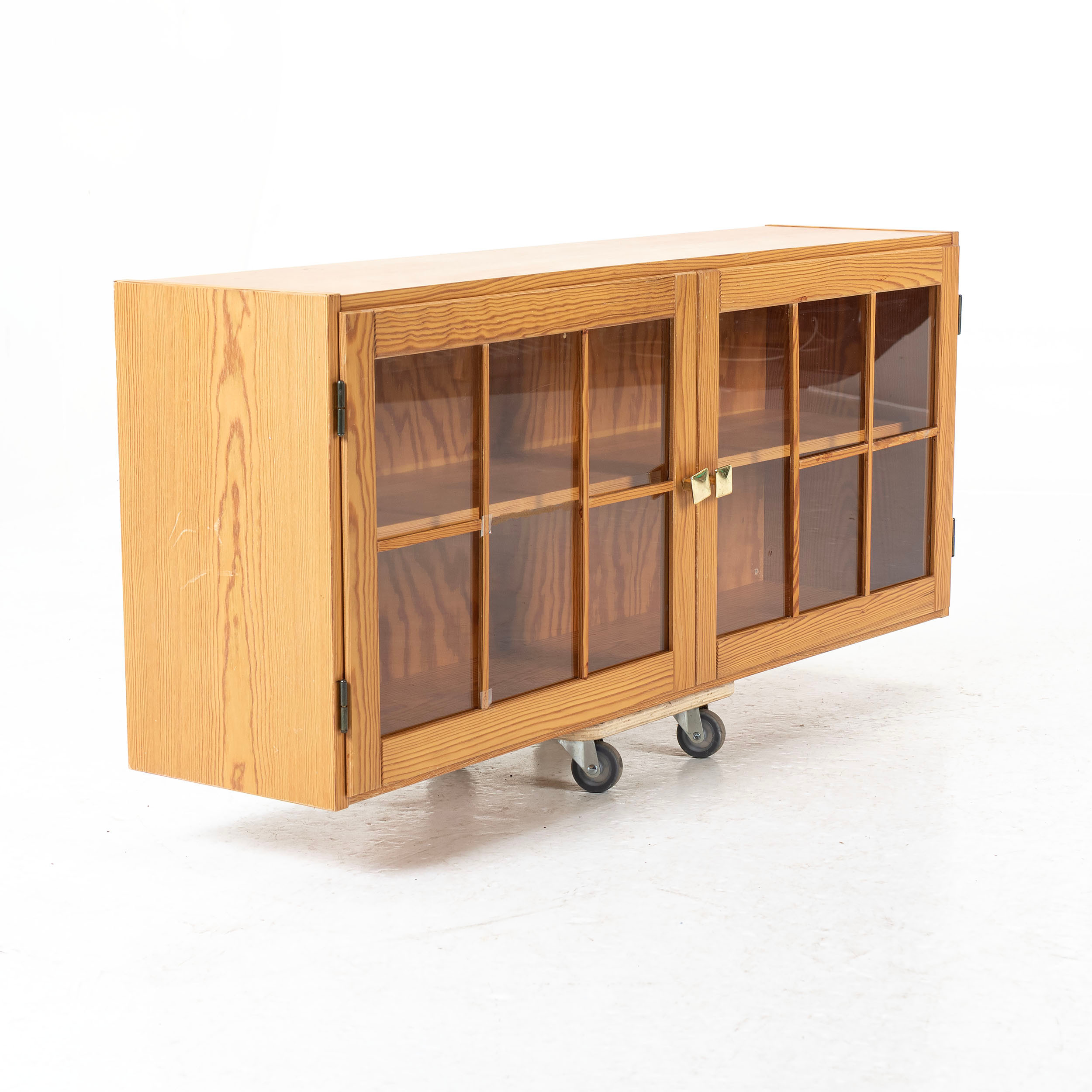 VÄGGSKÅP, lackad furu med spröjsade rutor, 1900 - talets senare del.