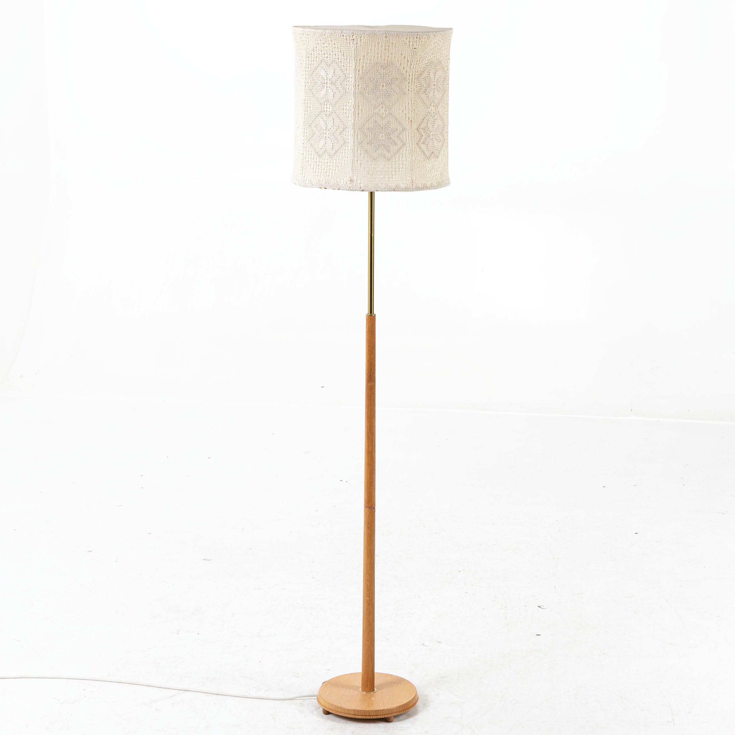 GOLVLAMPA, ek & mässing, 1900 - talets andra hälft.