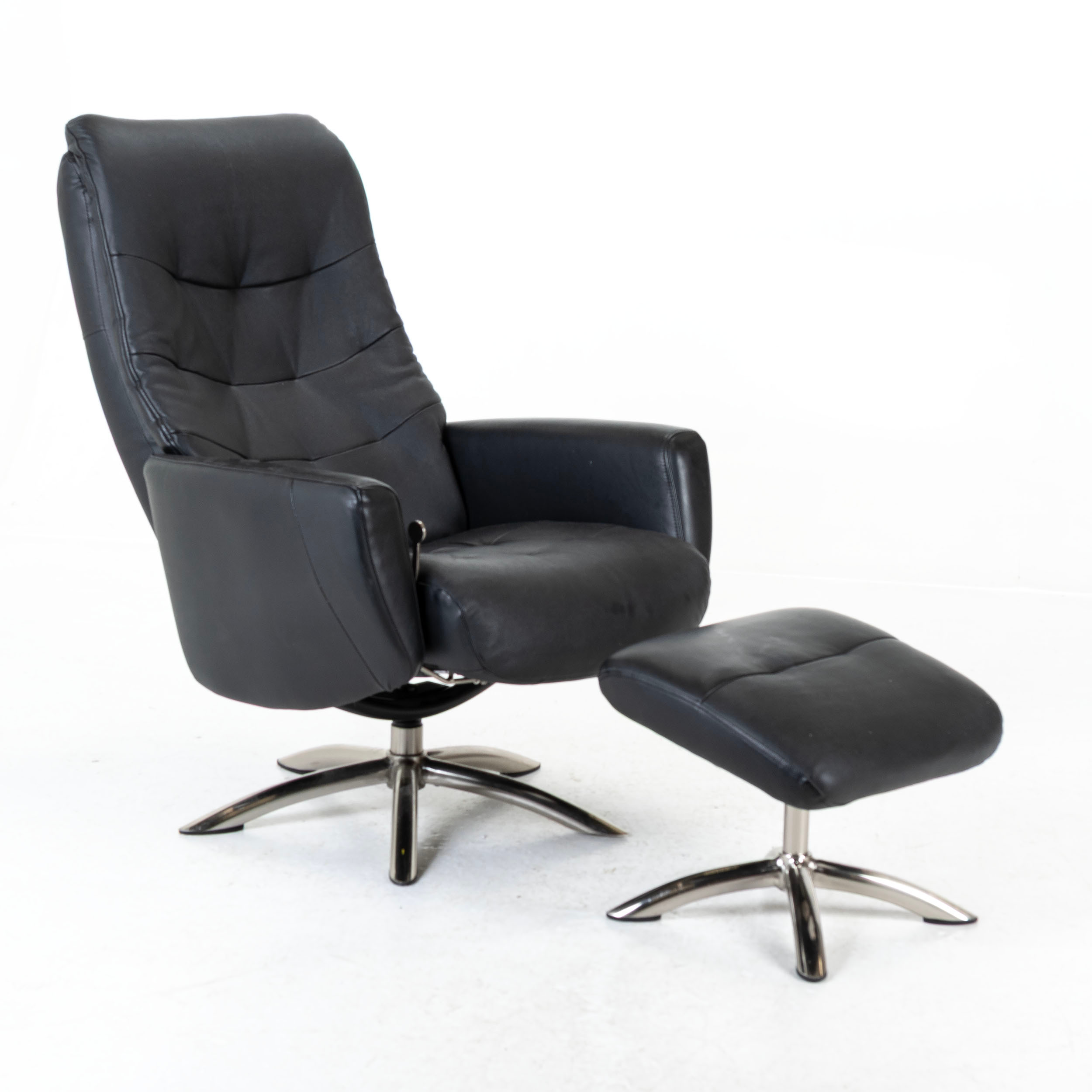 SNURRFÅTÖLJ, med fotpall, samtida tillverkning.