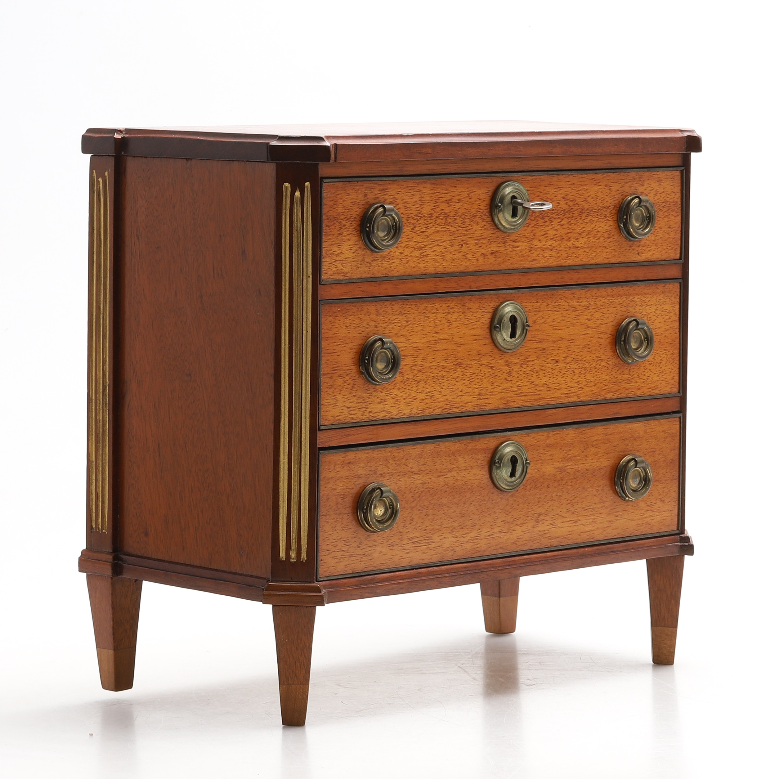 MINIATYRBYRÅ, gustaviansk stil. Enligt etikett: Tillverkad av H E Franzén Göteborg i fyra exemplar 1971. Detta är no 1.