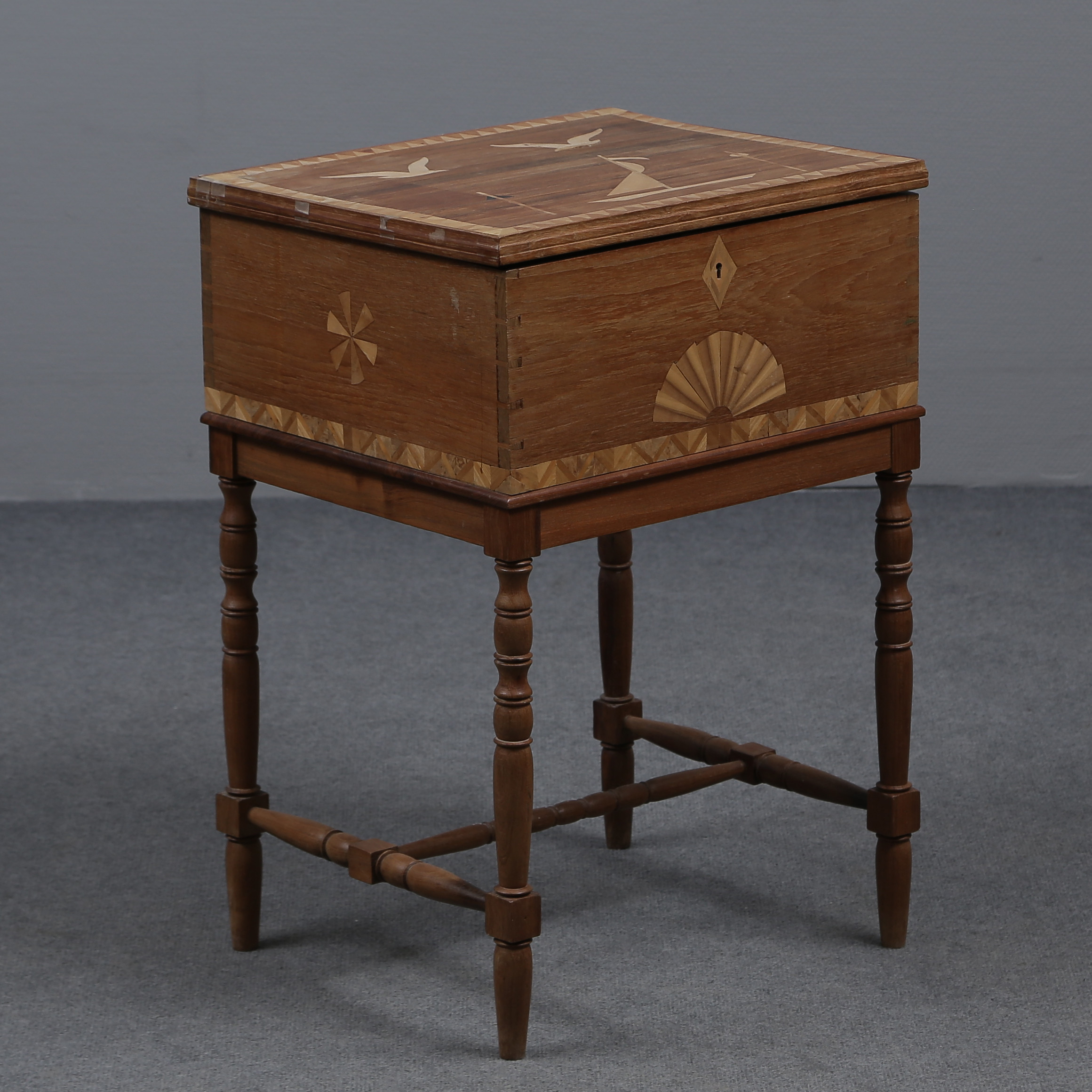 SKRIN, BLANDTRÄ/LÖVTRÄ/EK, ÖLAND 1950-TAL, INTARSIA, MÖBELSNICKARE ÖLAND, TILLVERKAT CA 1950.