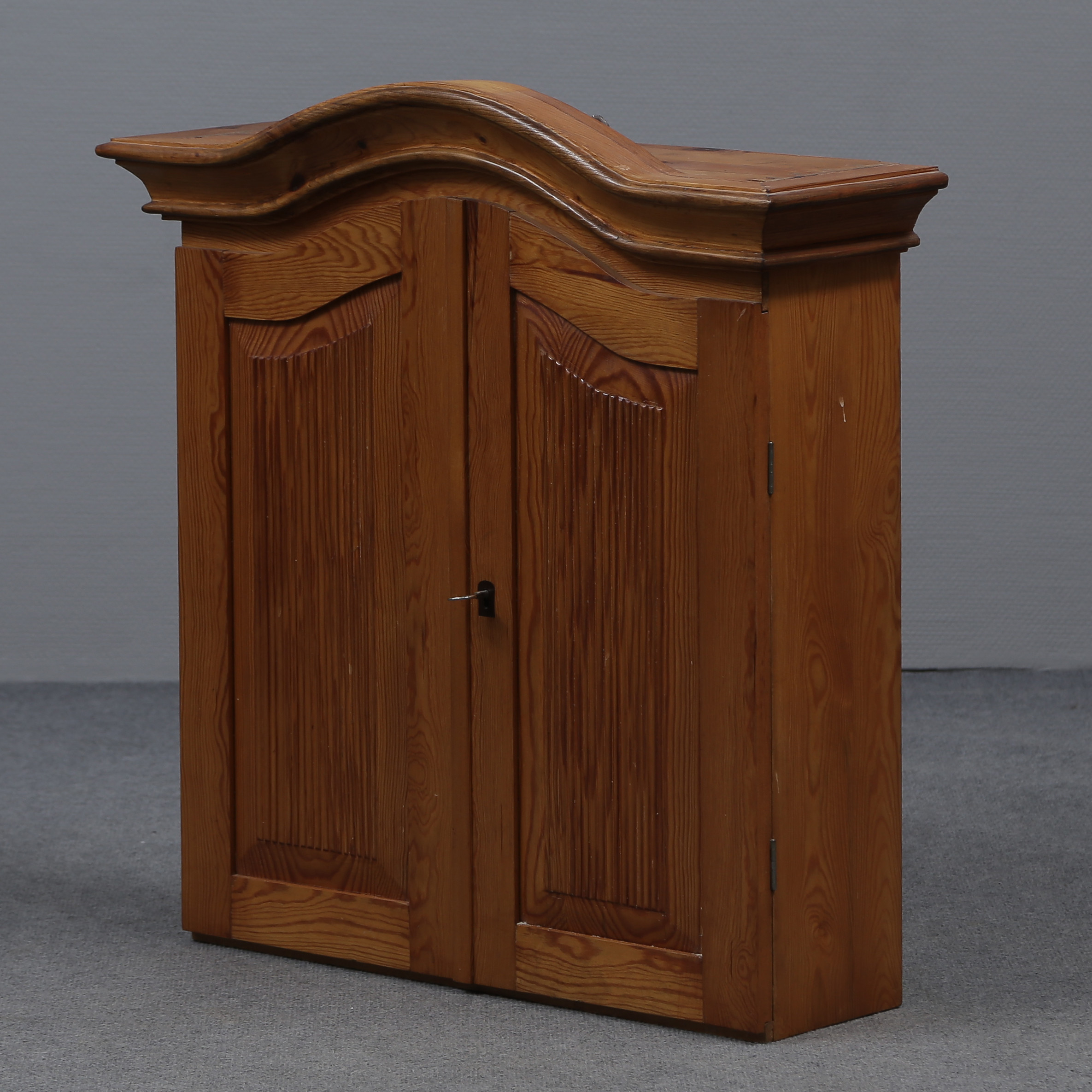 VÄGGSKÅP, RÄFFLADE DÖRRAR, ÖLAND 1950-TAL, FURU, MÖBELSNICKARE ÖLAND, TILLVERKAT CA 1950.