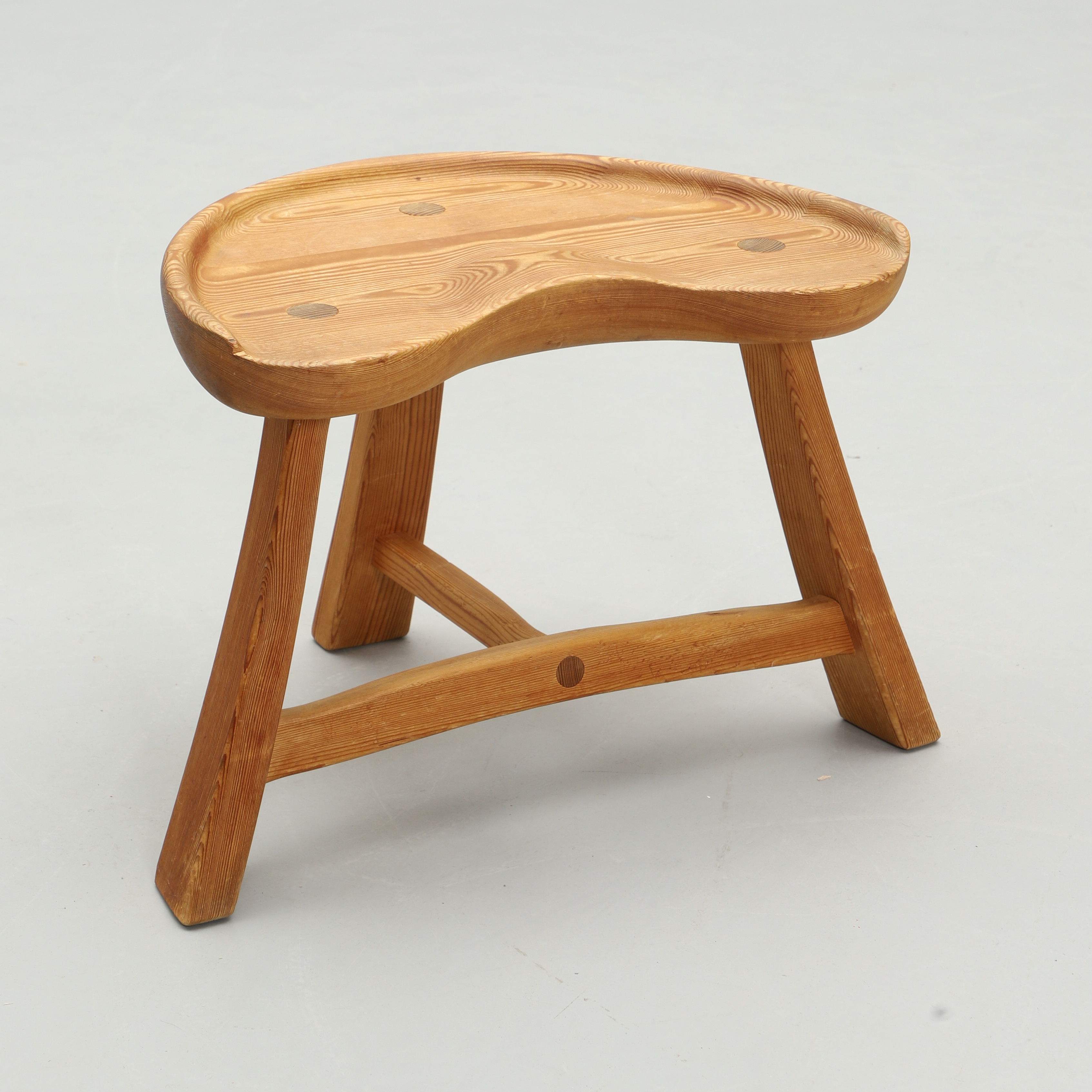 RAGNVALD KROGENÆS (1907-1969). PALL, Krogenæs møbler, Gudbrandsdalen, Norge, brännmärkt.