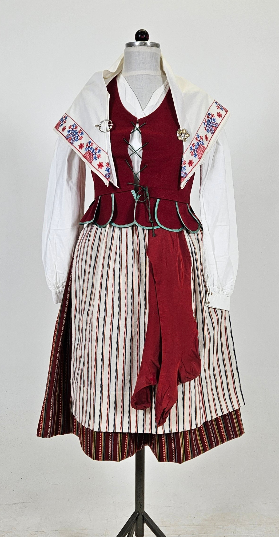 FOLKDRÄKT, Skedevi, Östergötland med DRÄKTSMYCKEN, 2 st, silver.