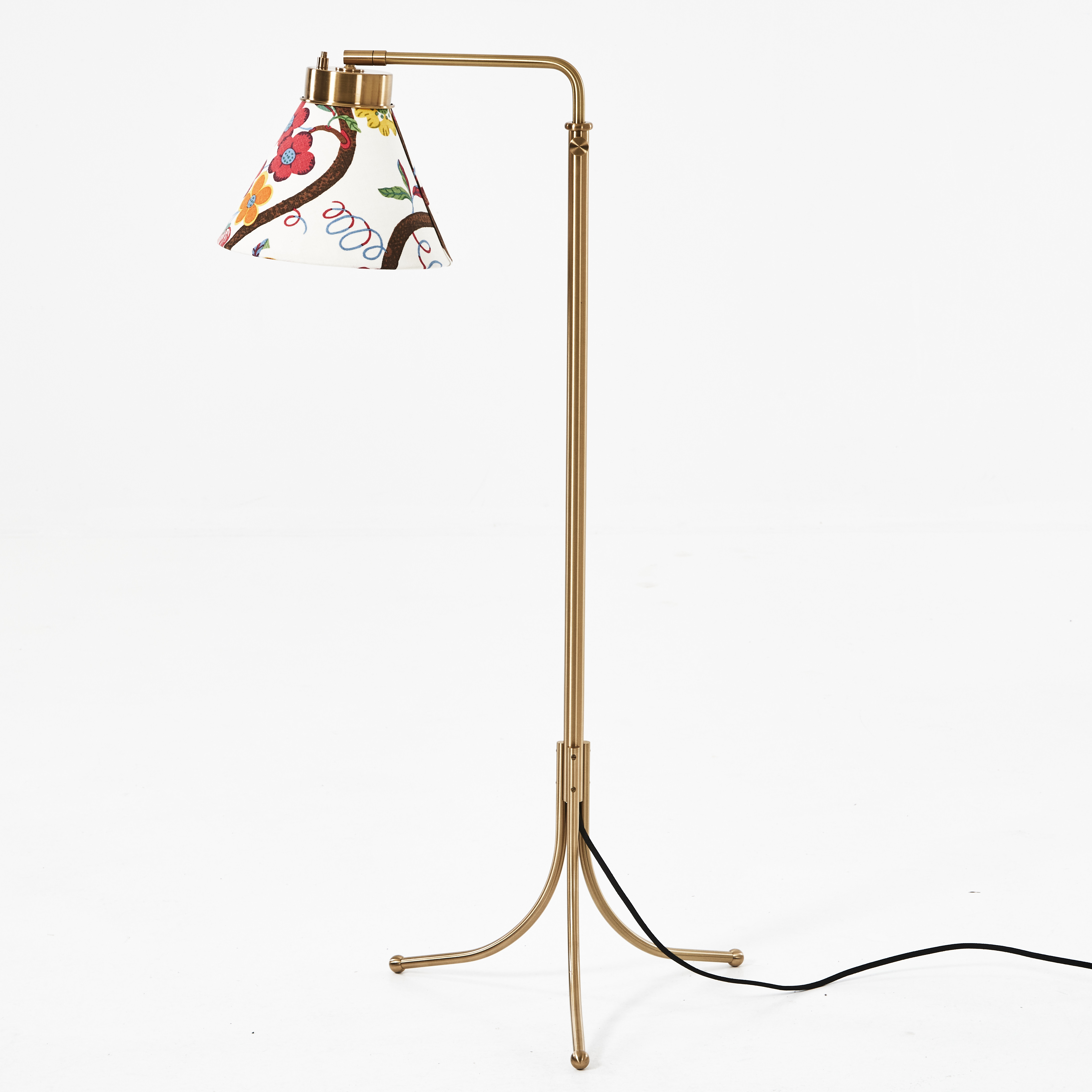 JOSEF FRANK. Golvlampa modell 1842, fot i mässing, skärm i mönstret barranquilla, Firman Svensk Tenn.