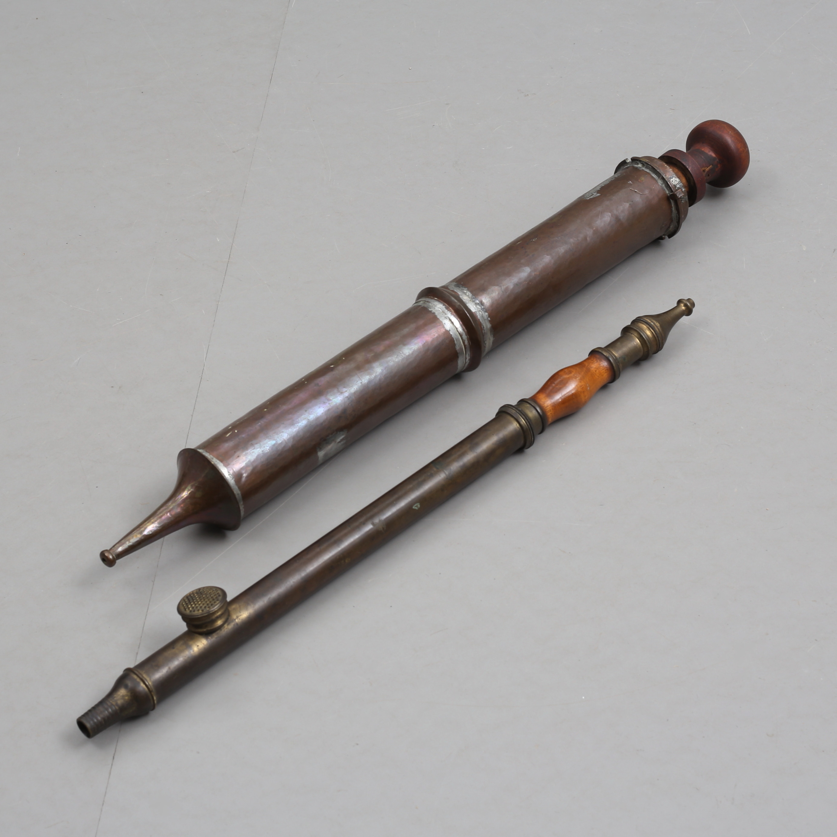 BRANDSPRUTOR, 2 st, mässing/koppar, 1800/1900-tal.