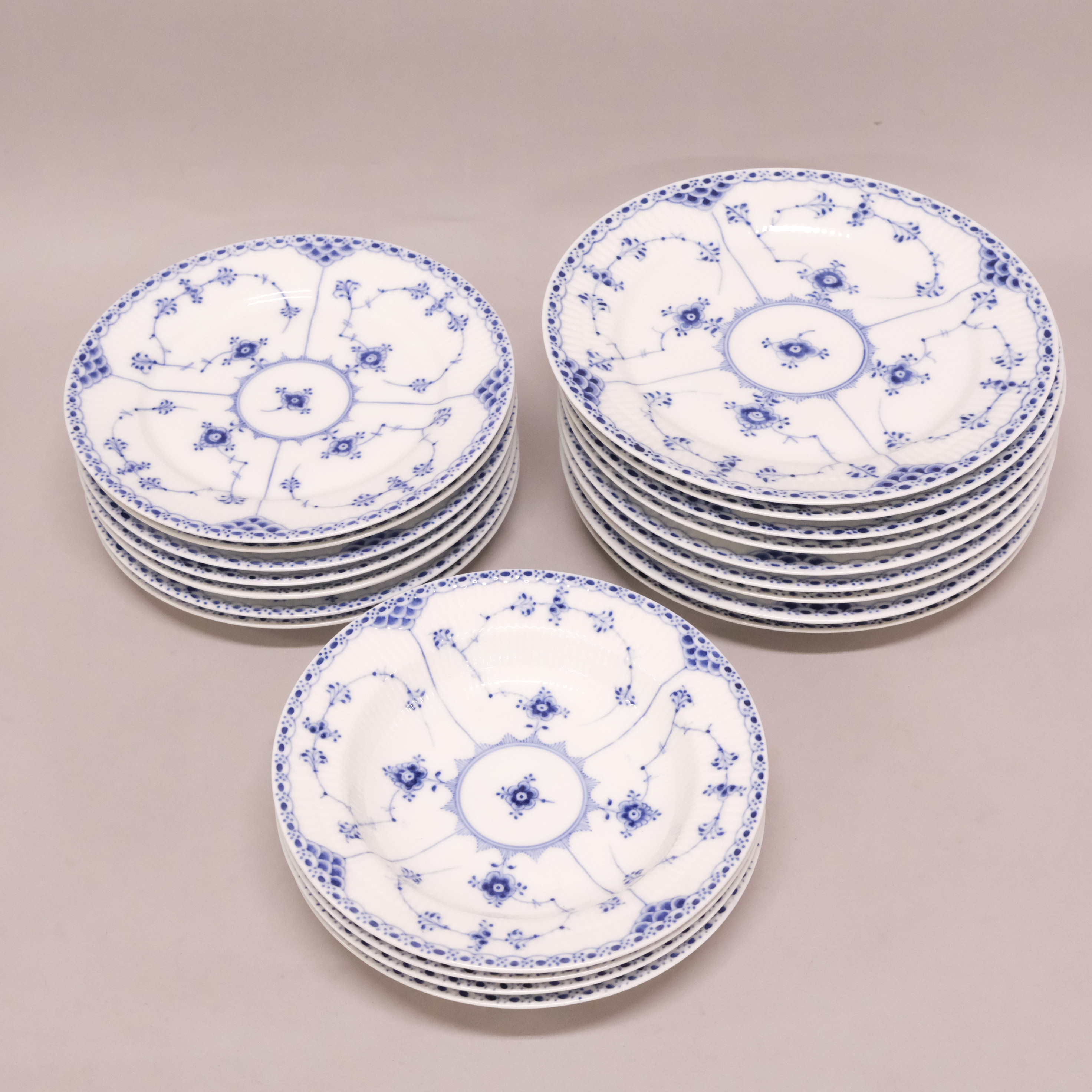 MATSERVIS, "MUSSELMALET", ROYAL COPENHAGEN, HALVBLOND, 20 DELAR.