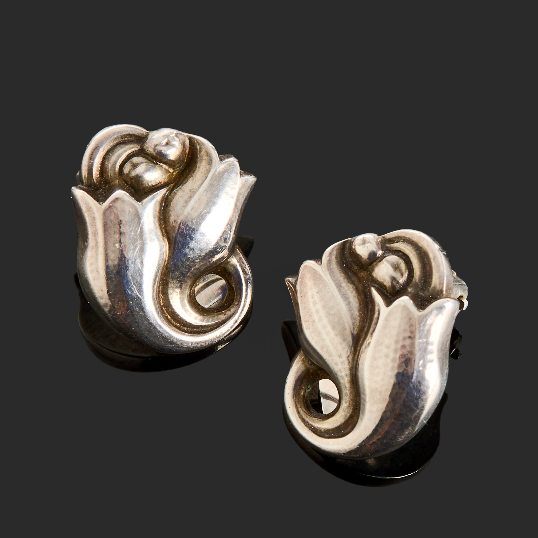 GEORG JENSEN, clipsörhängen, sterlingsilver, No 100, skønvirkestil, hamrad yta, Danmark.