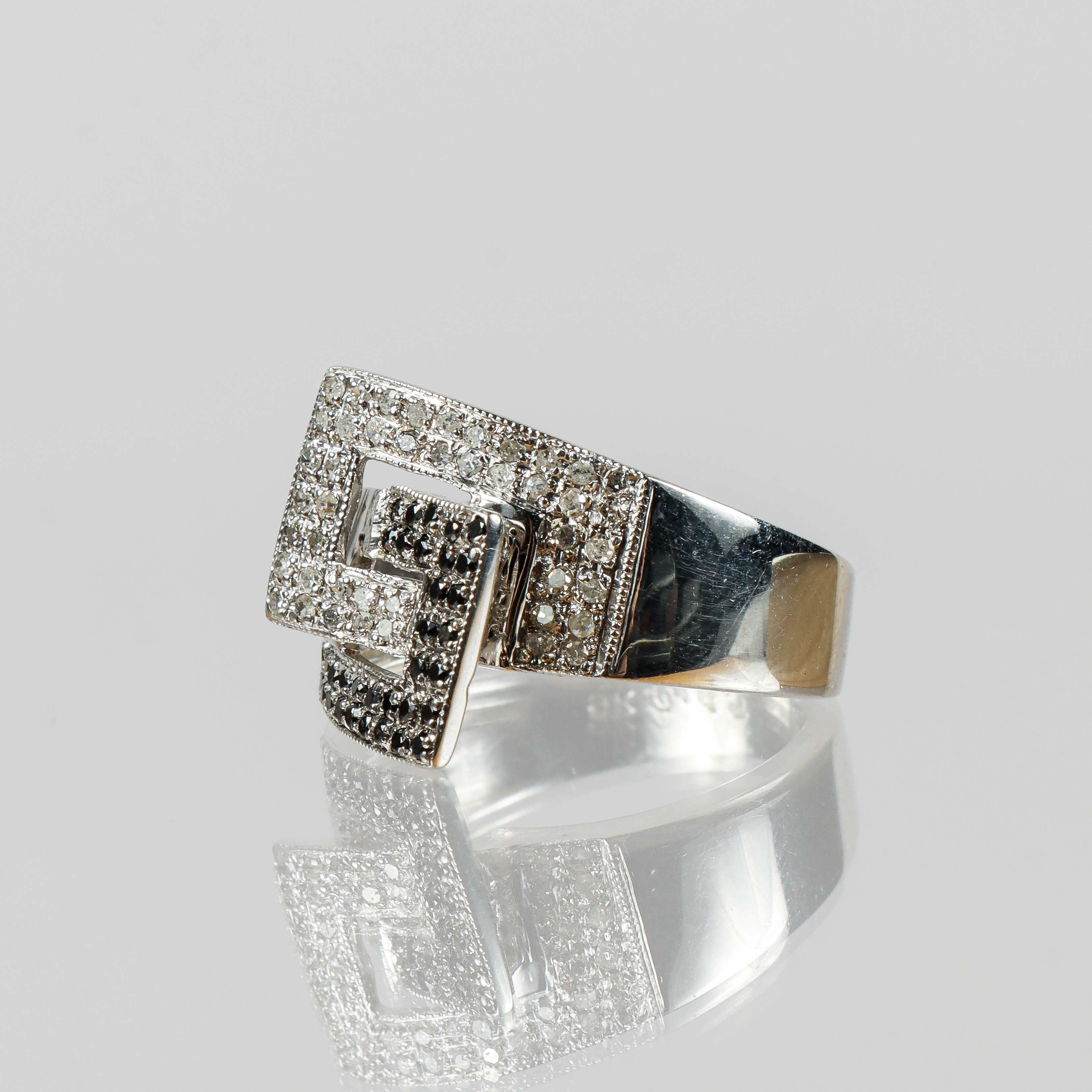 RING, 9k vitguld med svarta och vita briljantslipade diamanter.