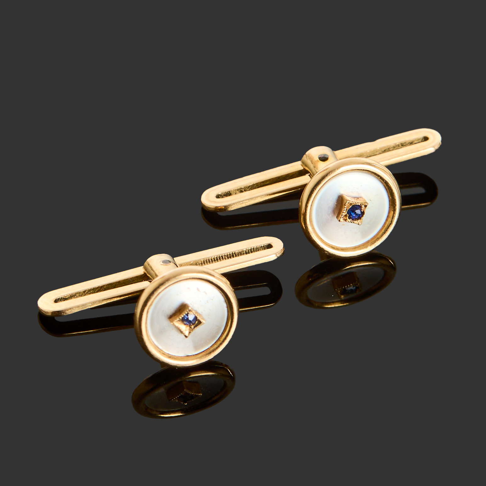 FRACKKNAPPAR, 18k guld, pärlemor med centrerad mörkblå safir, Guldvaruaktiebolaget G. Dahlgren & Co Ab, 1927, Malmö.