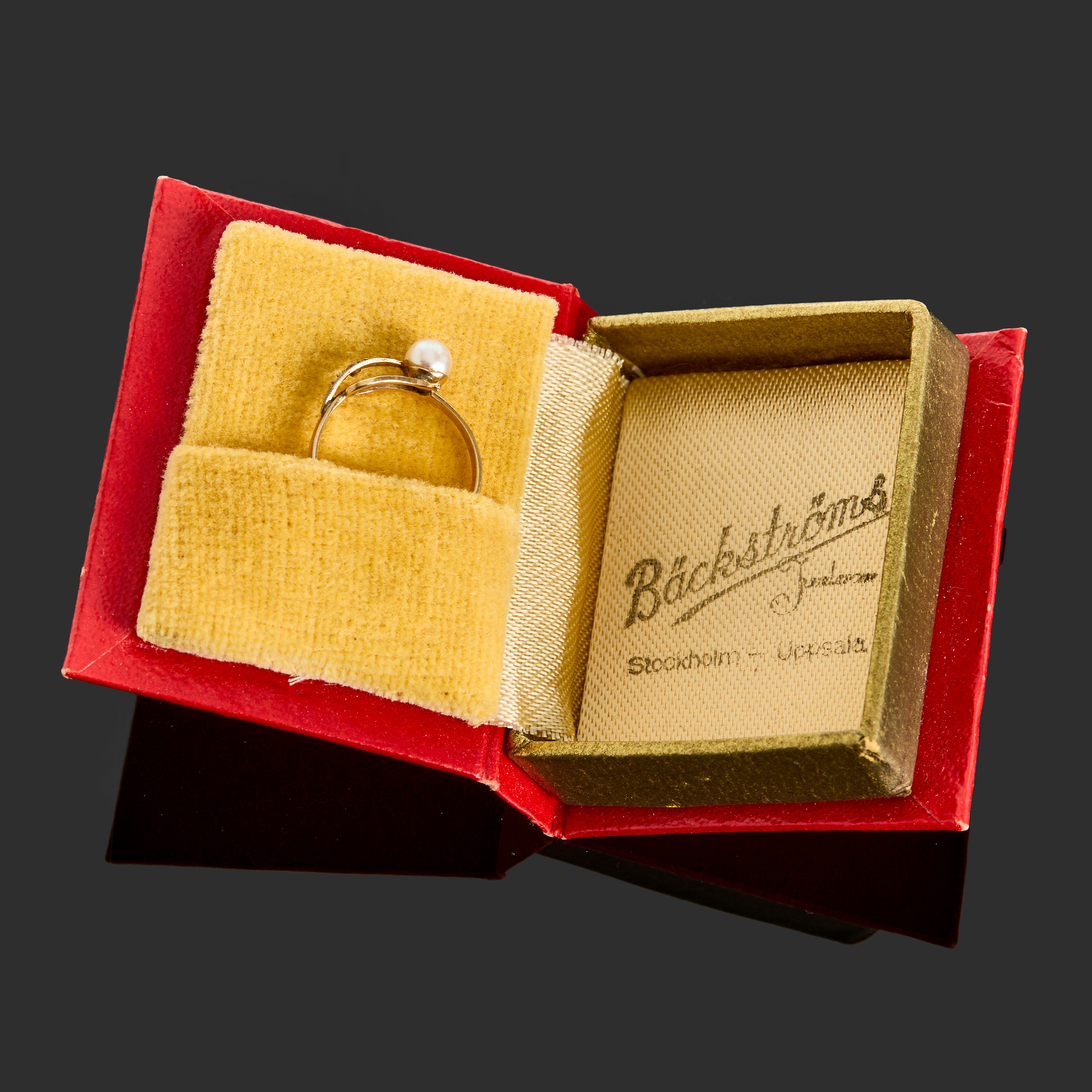 RING, sannolikt 18k guld, med pärla samt bergkristall.