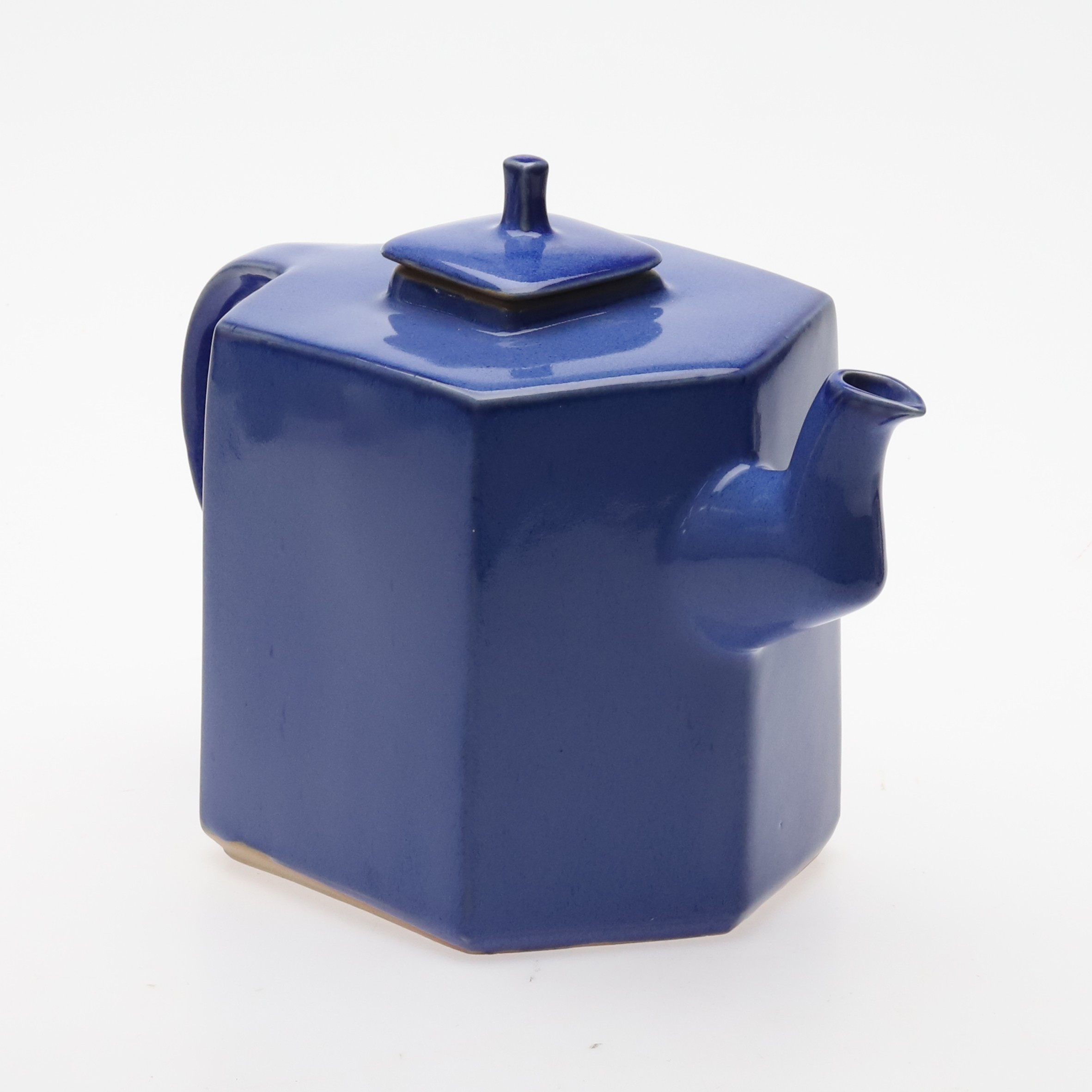 GÖSTA GRÄHS. Tekanna, keramik, blå glasyr, 6-sidig, monogramsignerad.