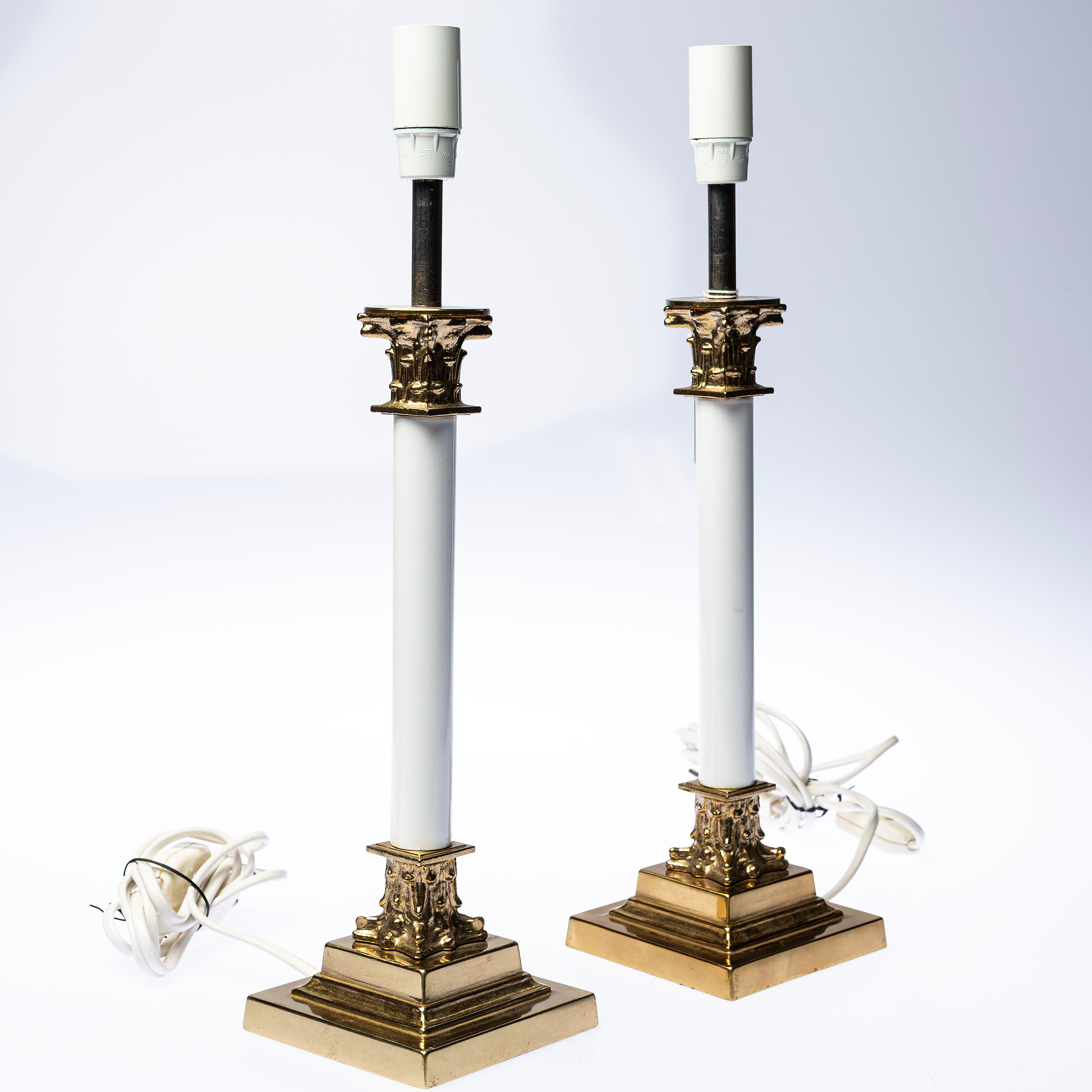 BORDSLAMPOR, ett par, mässing, kolonnmodell, Ateljé Lyktan.