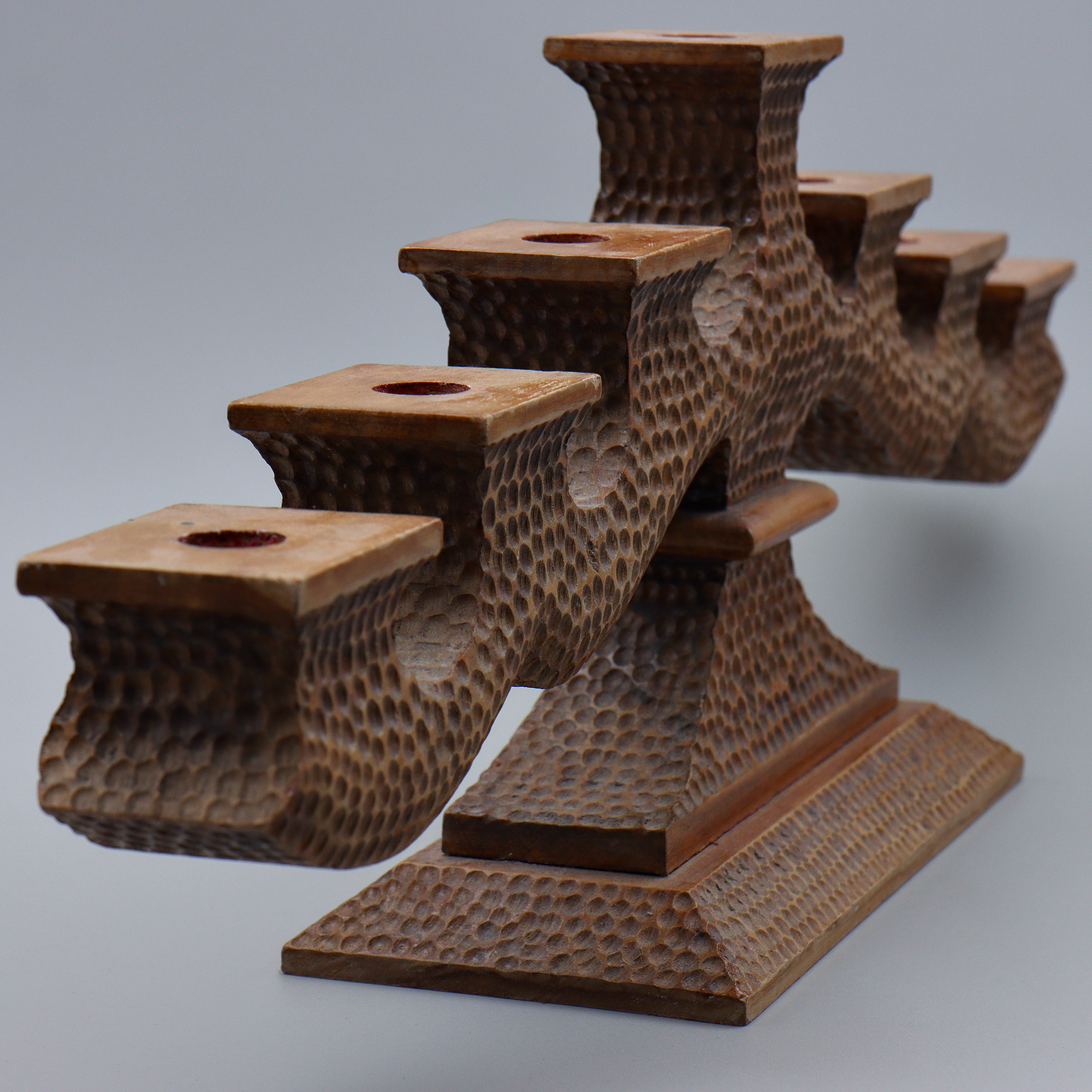 LJUSSTAKE, SNIDAT TRÄ, 1900-TALETS FÖRSTA HÄLFT.