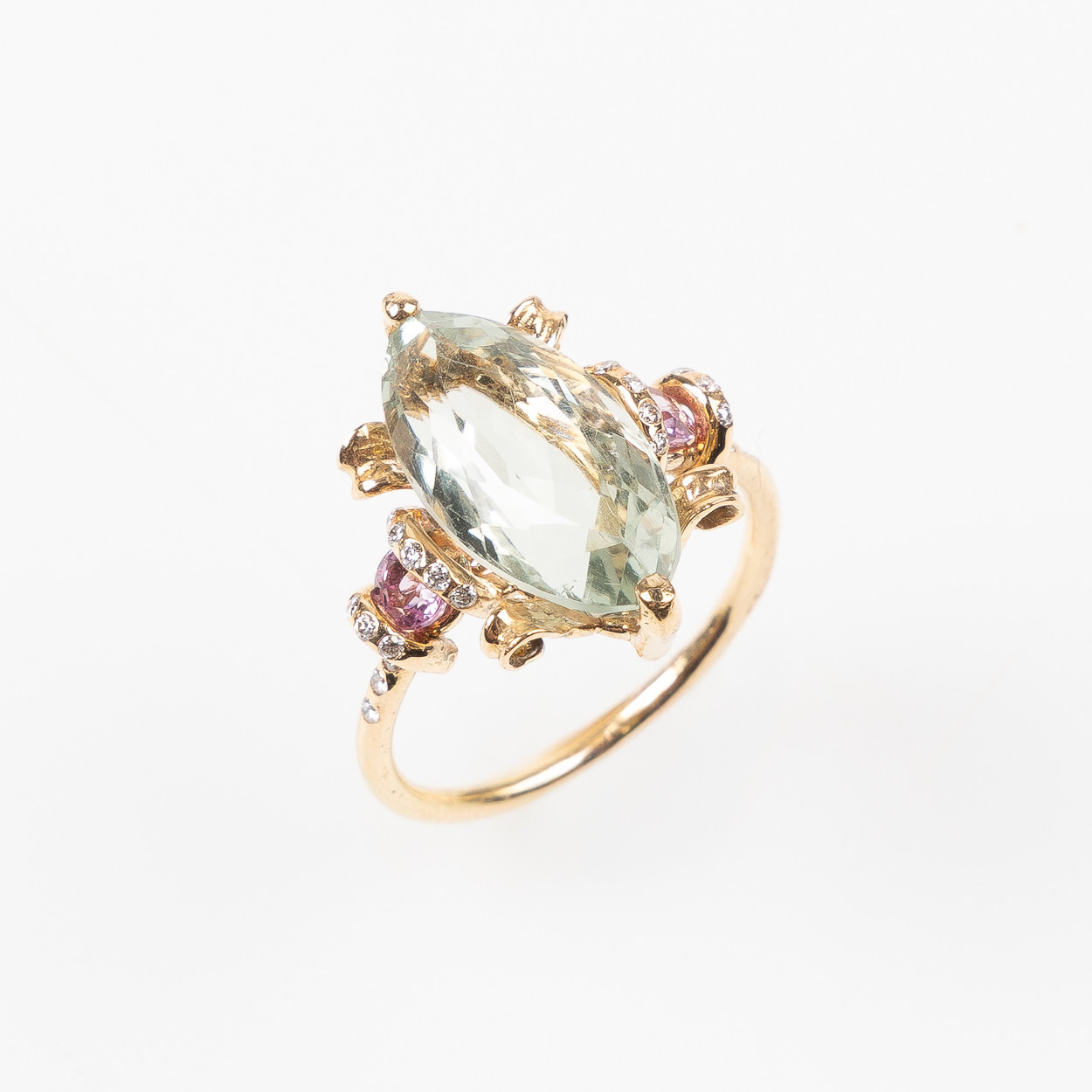MANDELSTAM, ring, 18K guld med navetteslipad grön kvarts , rosa turmaliner samt briljantslipade diamanter.