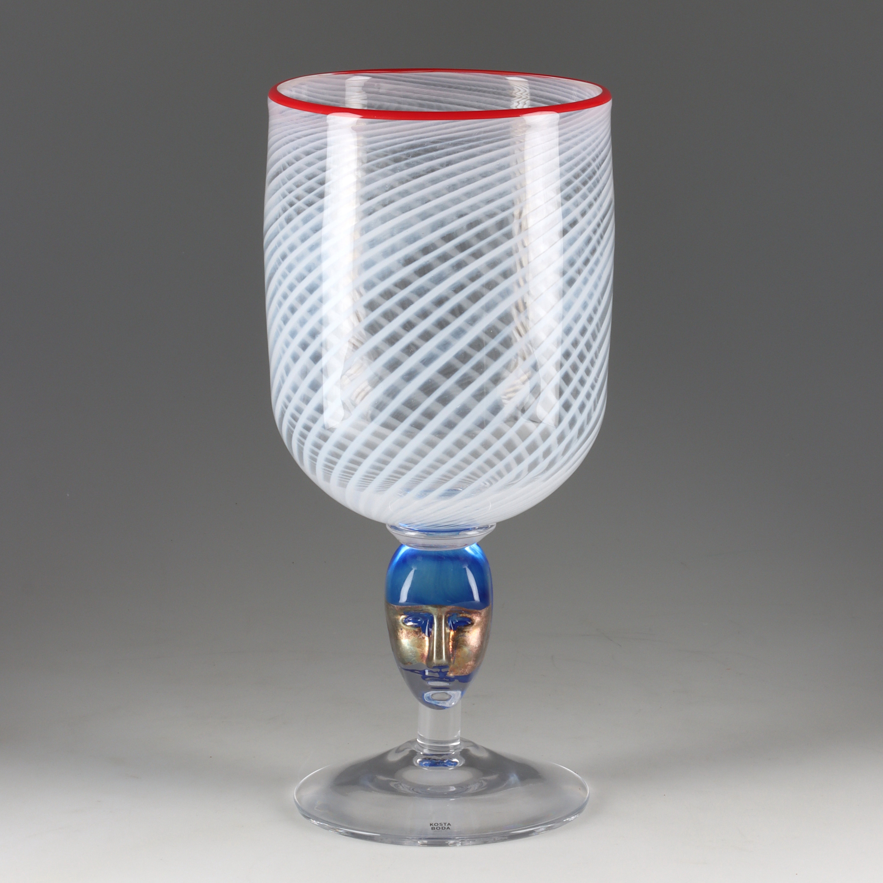 BERTIL VALLIEN. Pokal, glas, "Red Rim Brains". Kosta Boda.