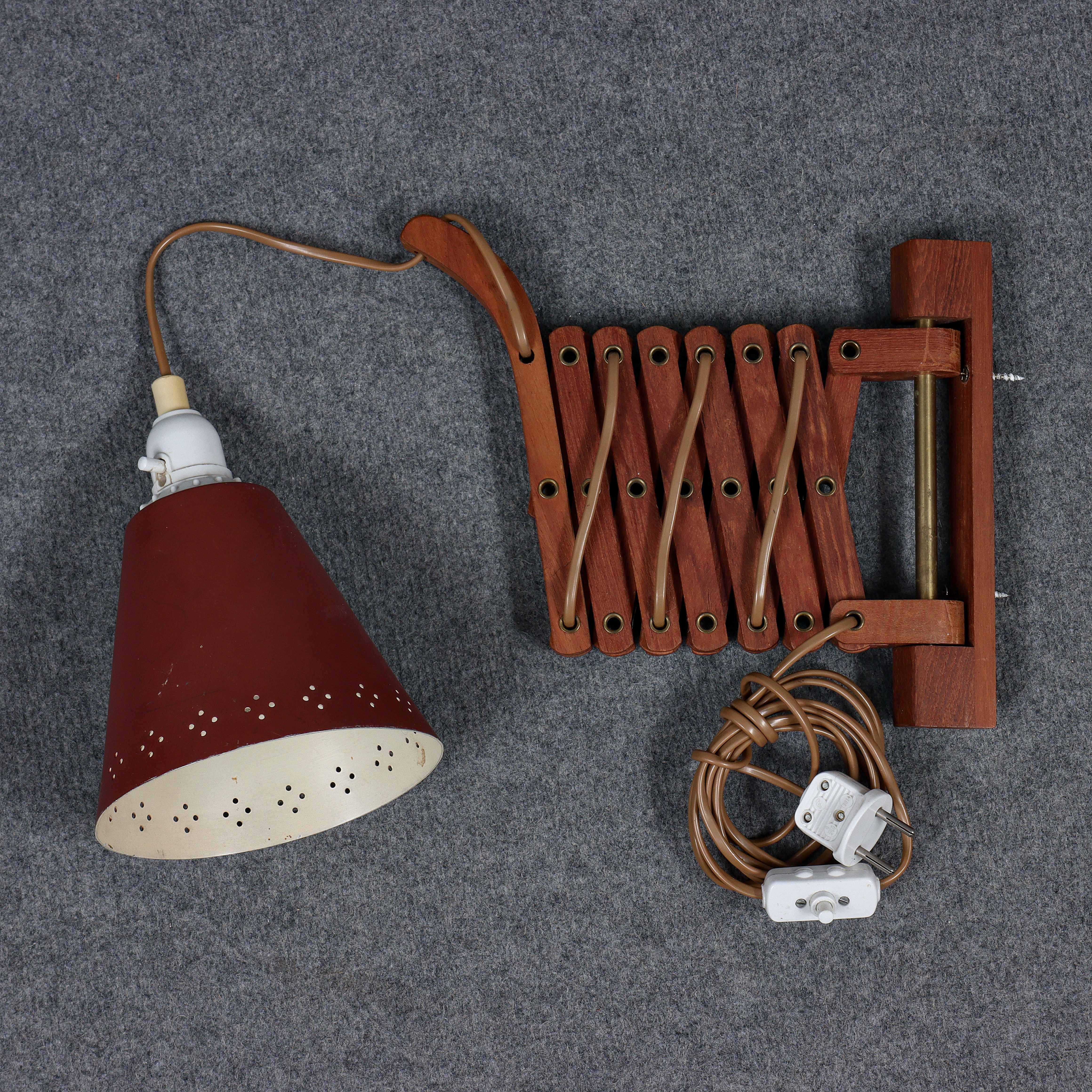 VÄGGLAMPA "SAXLAMPA" TRÄ, PLÅTSKÄRM, ca 1960.