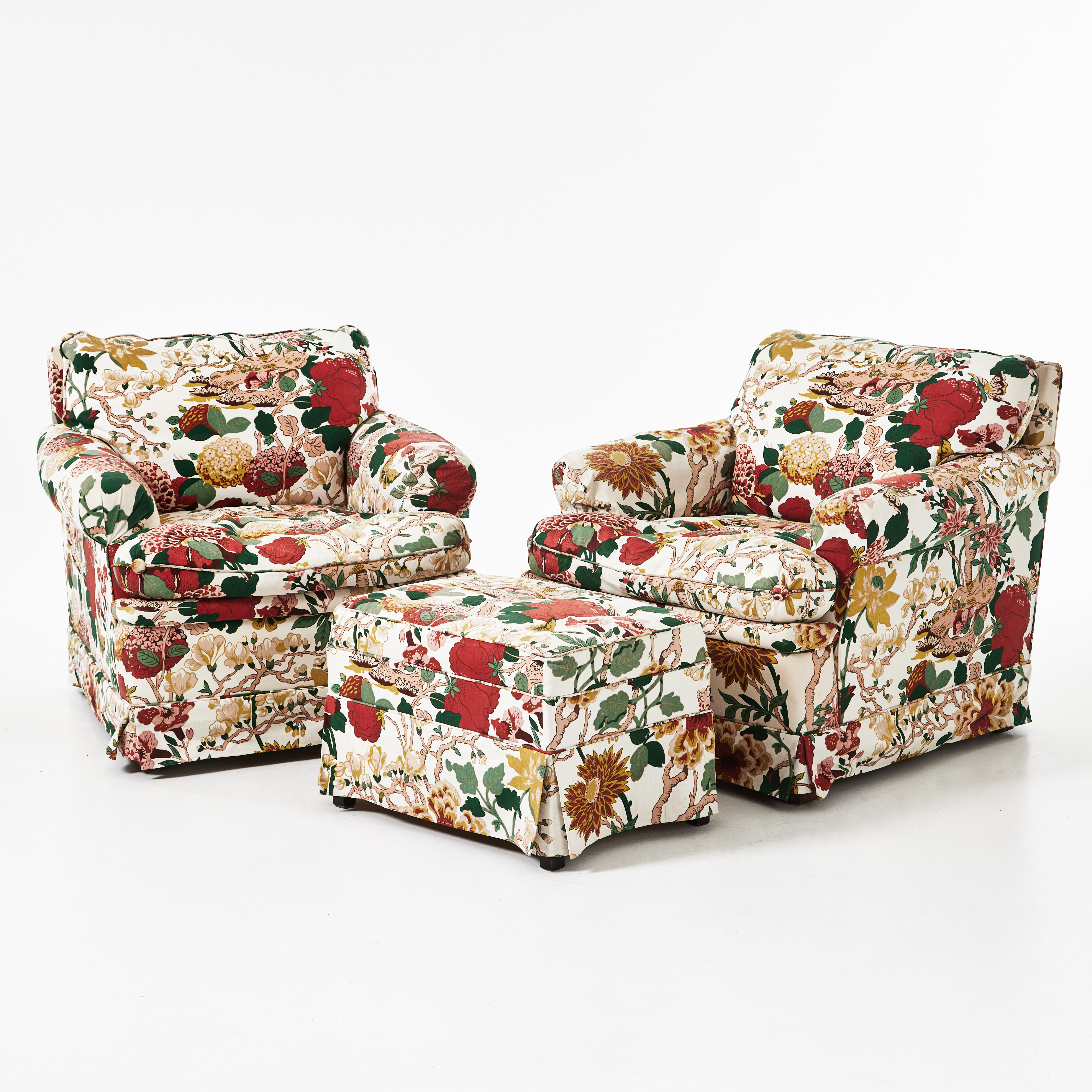 FÅTÖLJER med fotpall, ett par, troligen Bröderna Andersson, textil "Magnolia", GP & J Baker.