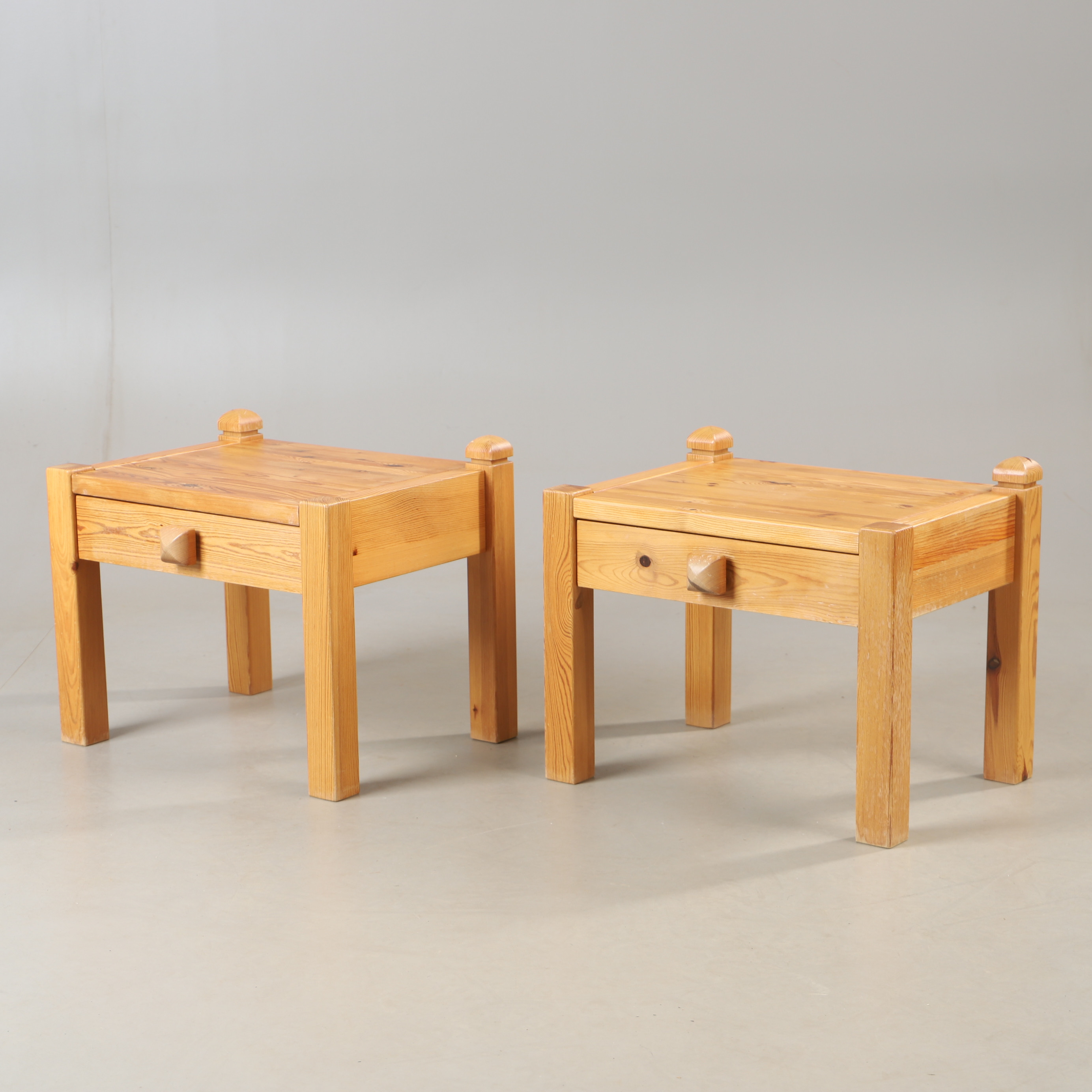 SÄNGBORD, 1 par, furu, 1900-talets andra hälft.
