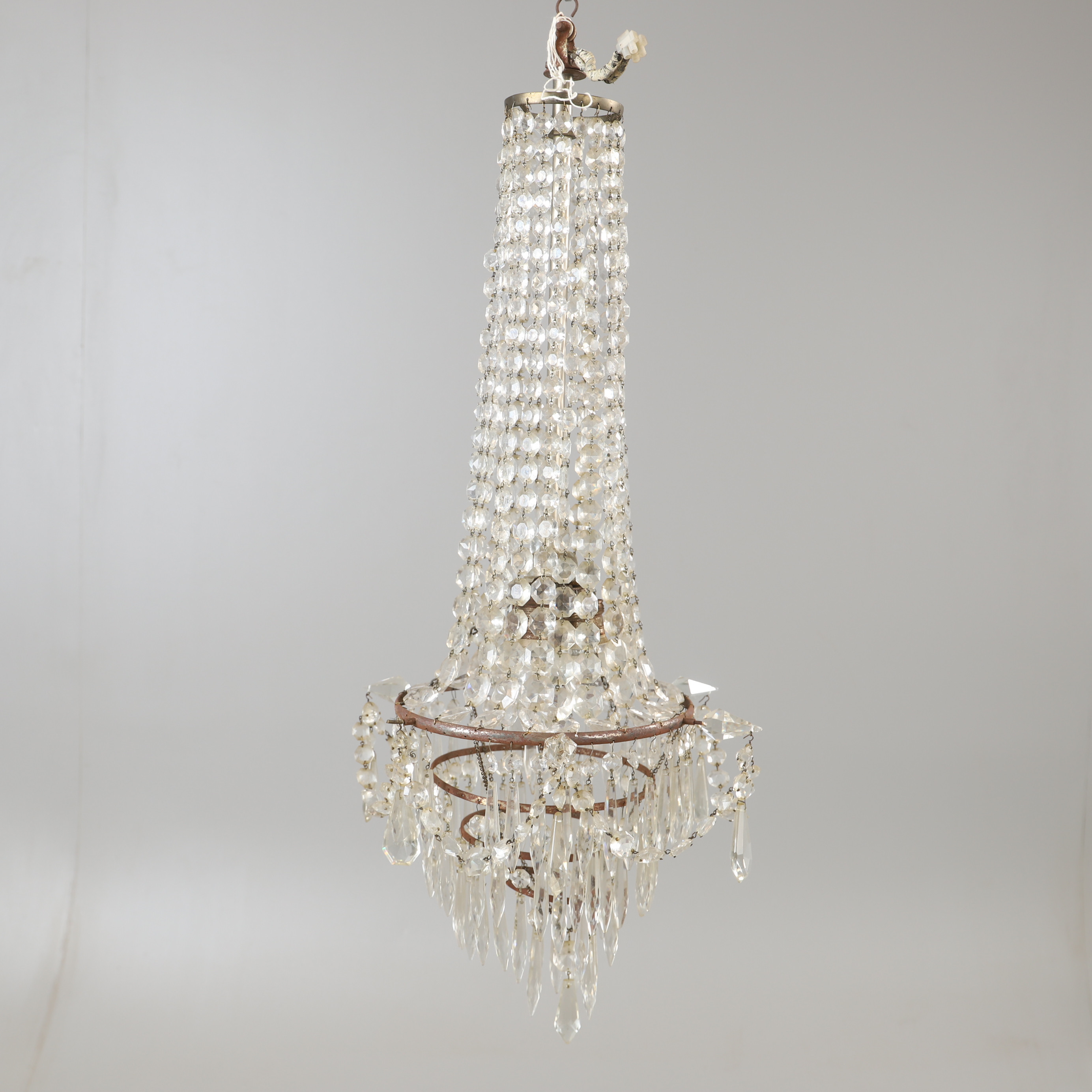 LJUSKRONA, metall med prismor, 1900-talets första hälft.