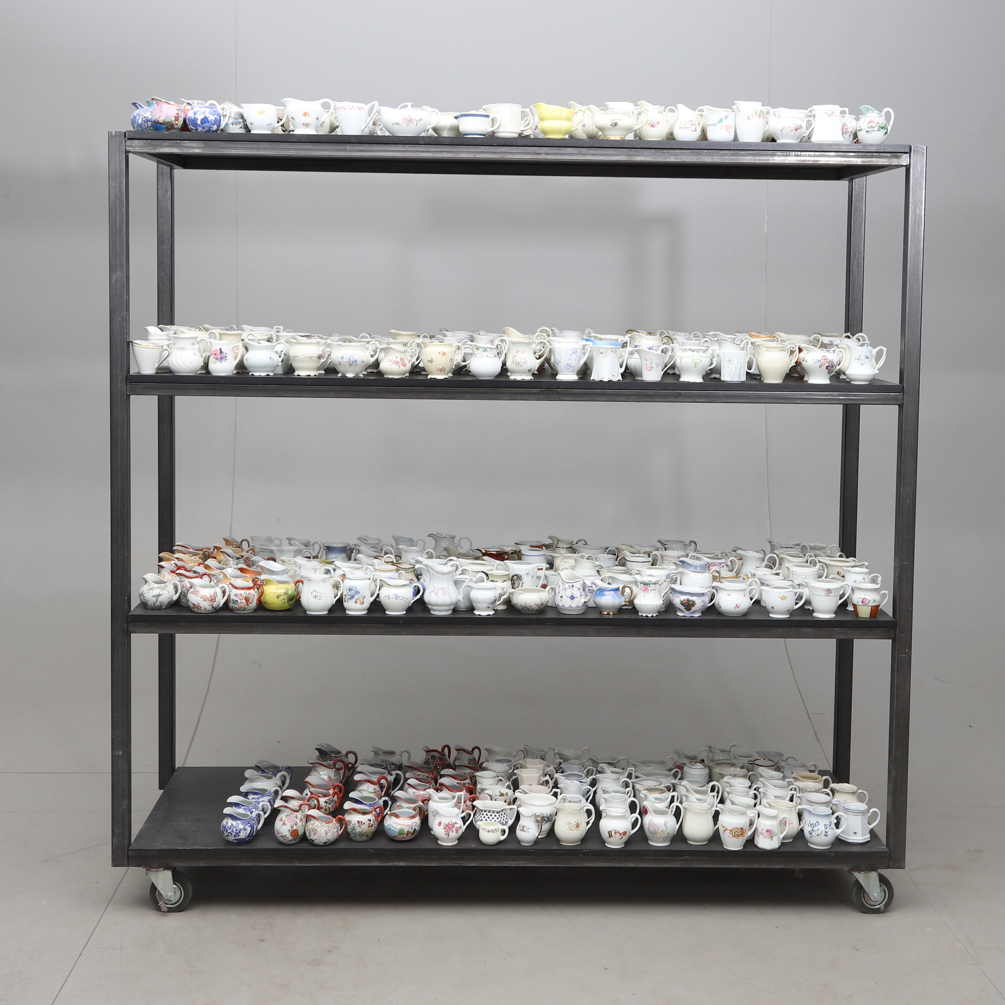 STÖRRE PARTI-/SAMLING GRÄDDKANNOR, porslin-/flintgods, 18-/1900-tal.