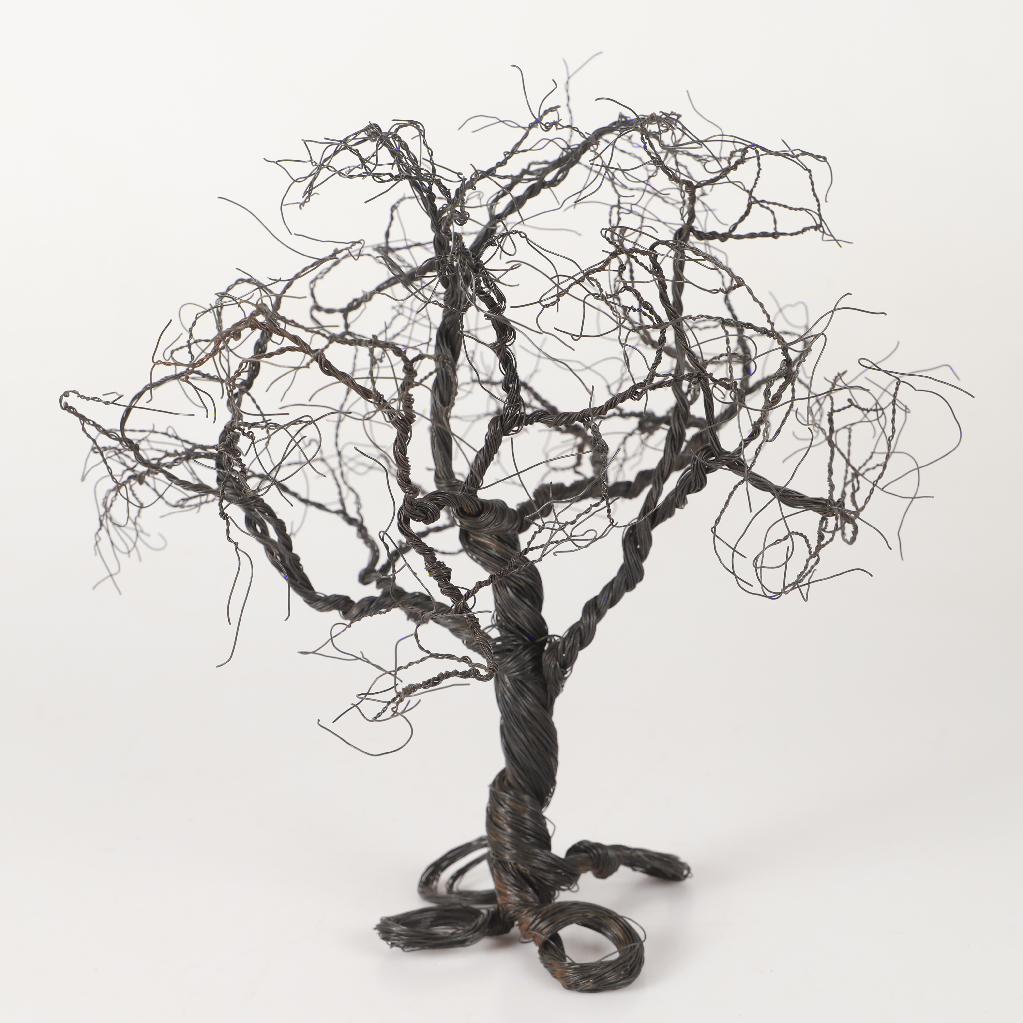 MATILDA BENGTSSON. Trädskulptur, "Farfars ek", järntråd.