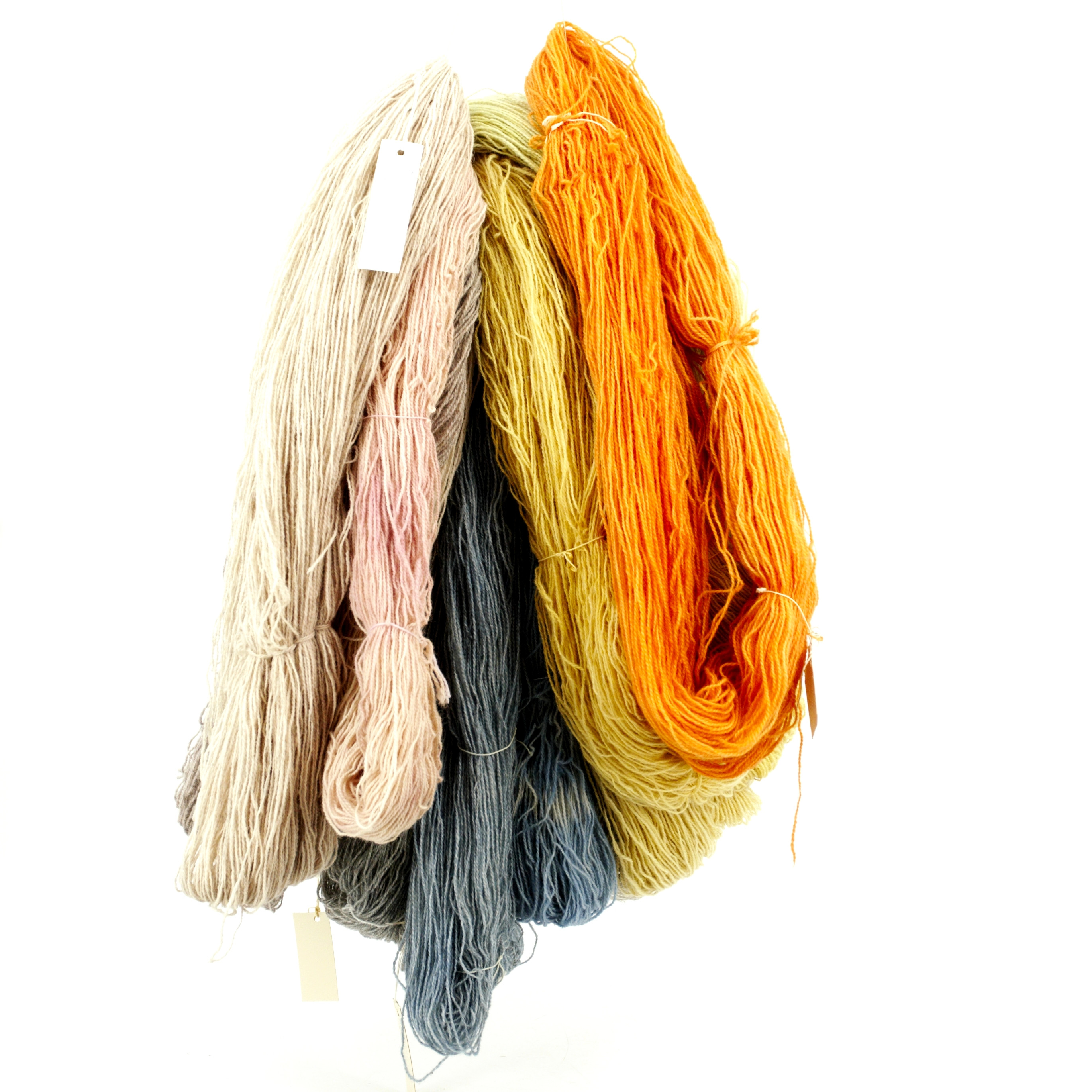 GARN, 13 härvor, delvis naturfärgad ull, 1900-tal.